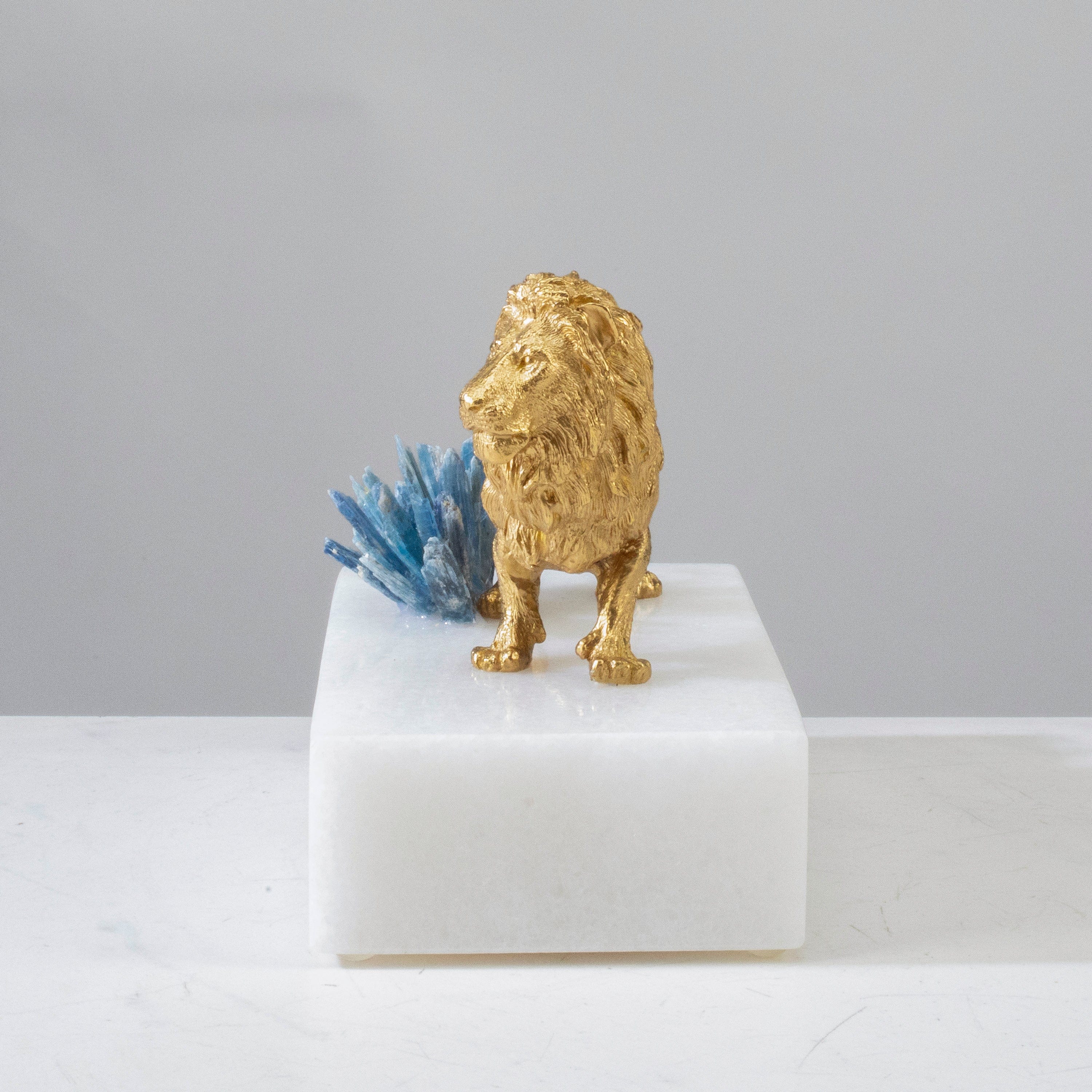 KALIFANO Crystal Home Decor Brass Lion Carving with Blue Kyanite Cluster HG1144-KY