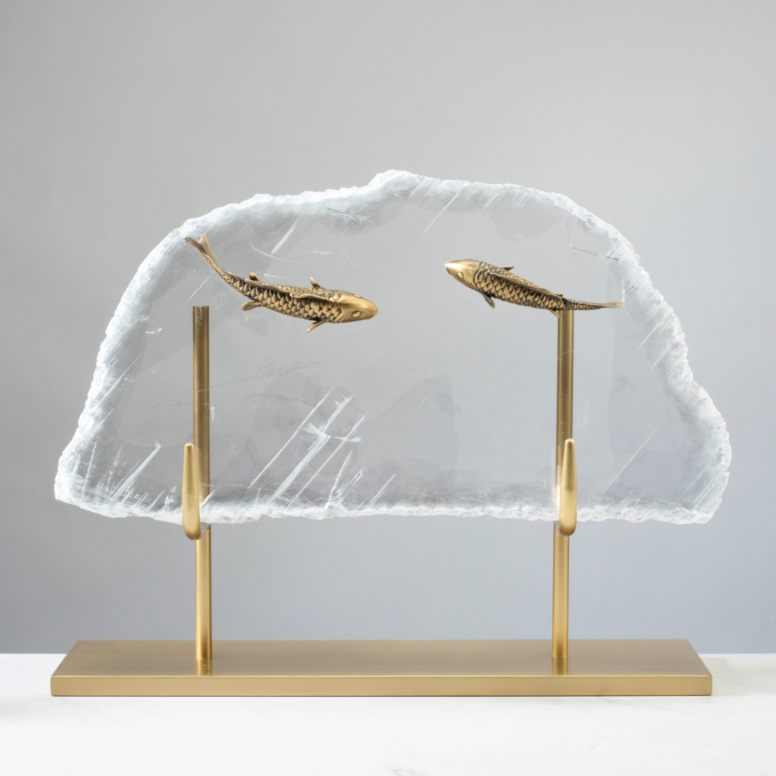 KALIFANO Crystal Home Decor Fish on Selenite Slice with Brass Stand HG1770-SL