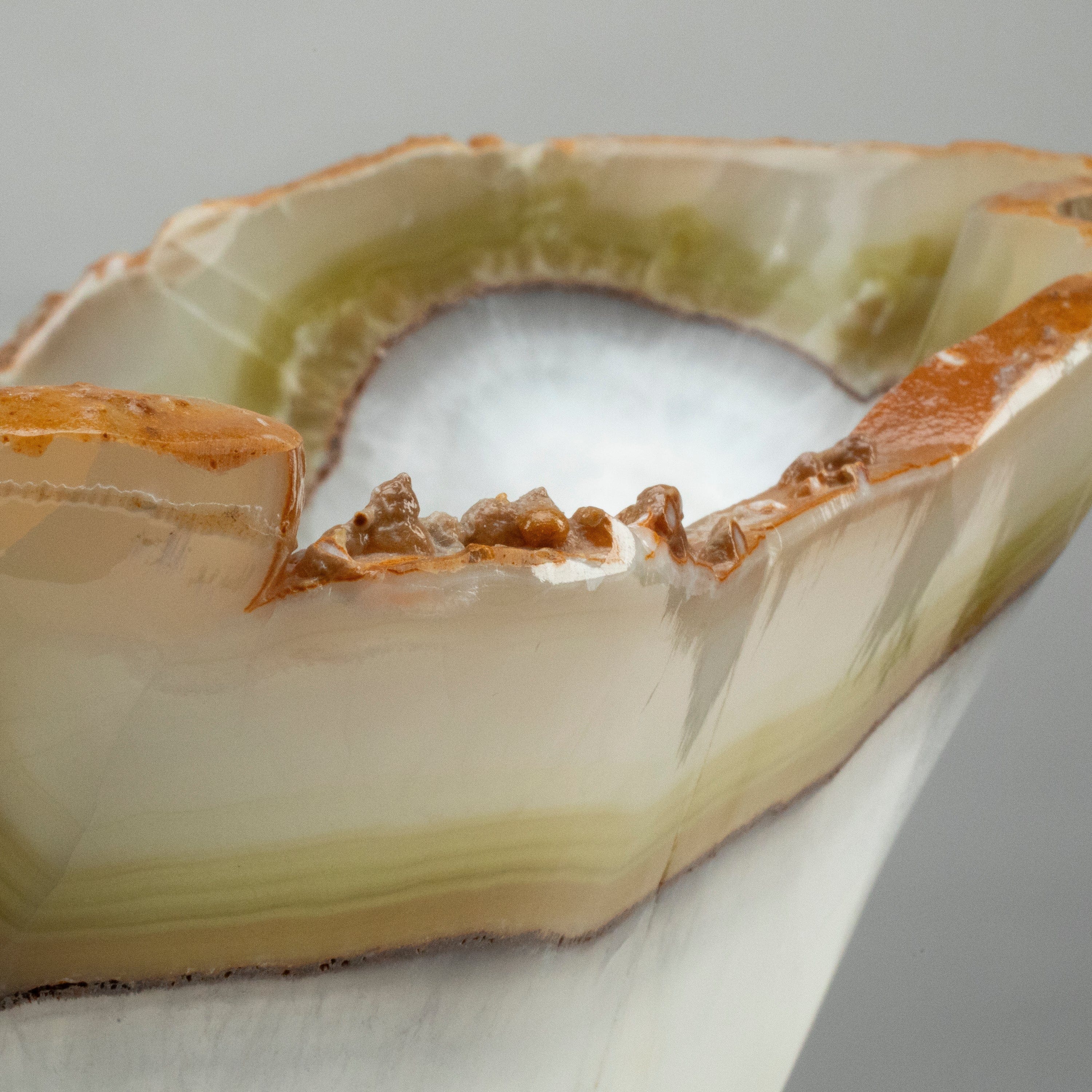 KALIFANO Gemstone Bowls White and Green Onyx Bowl 23" BOX11000.002