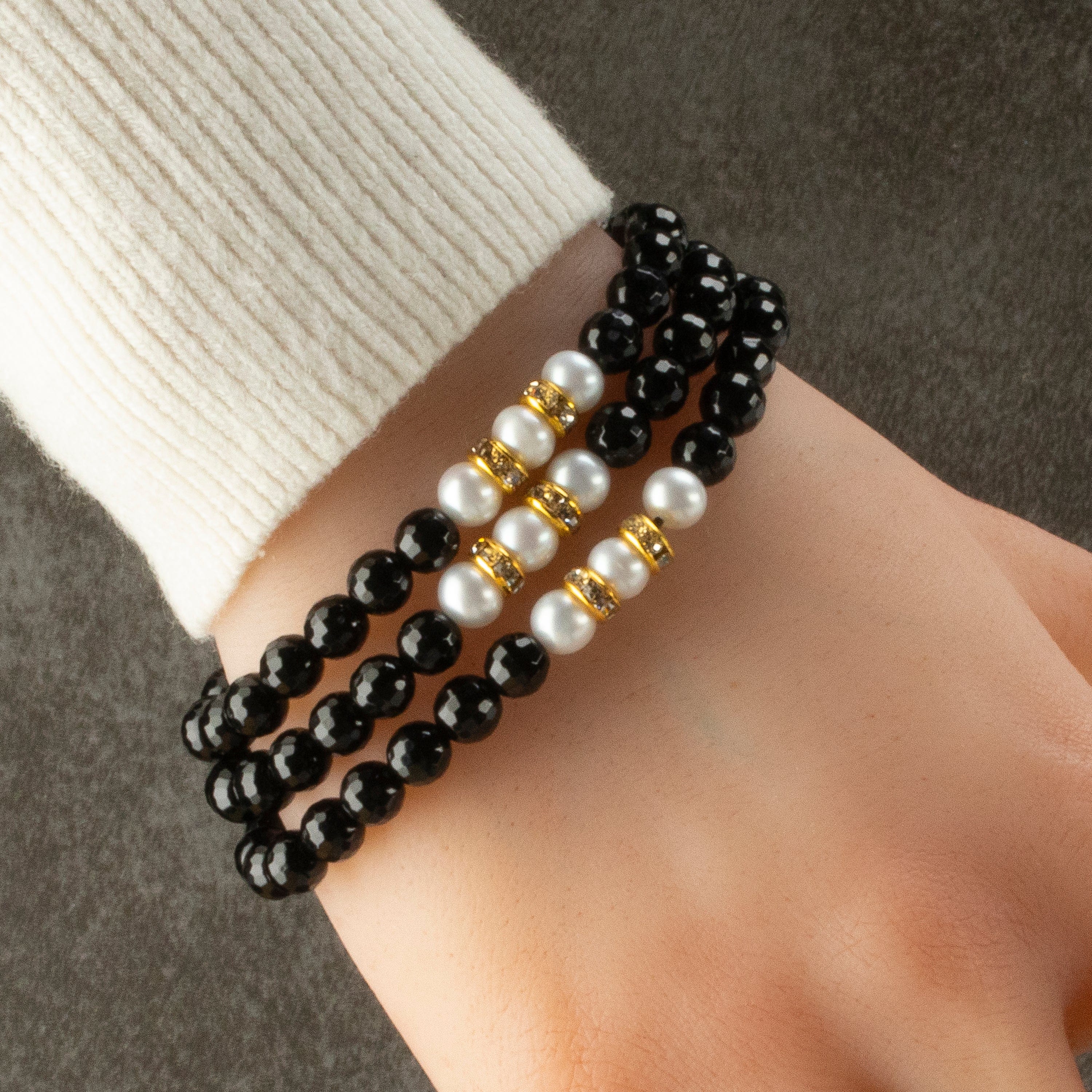 Kalifano Gemstone Bracelets Faceted Black Agate 6mm Beads with Pearl & Gold Accent Beads Triple Wrap Elastic Gemstone Bracelet WHITE-BGI3-071