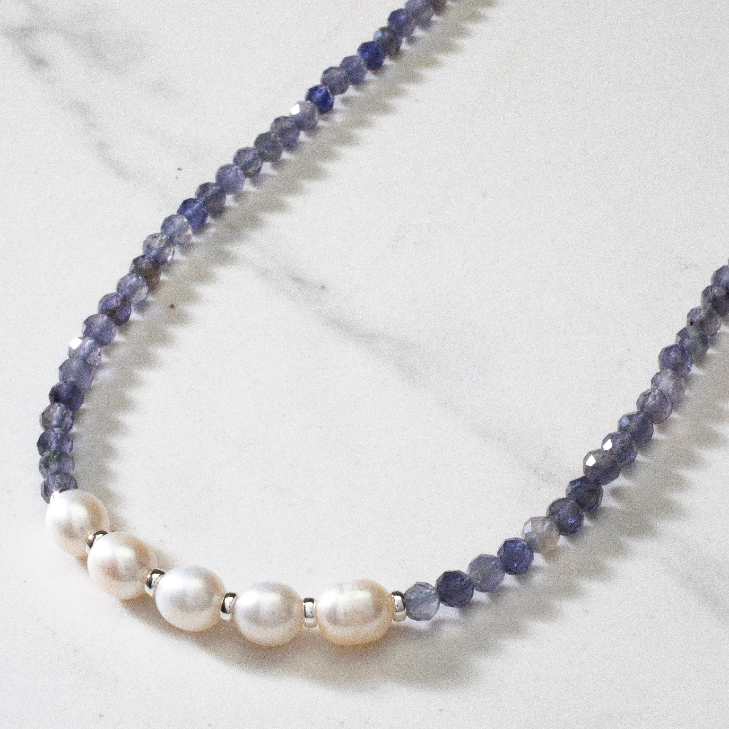 KALIFANO Jewelry 4mm Faceted Iolite Bead Necklace with 5 Pearls with 925 Silver Clasp 4MIO