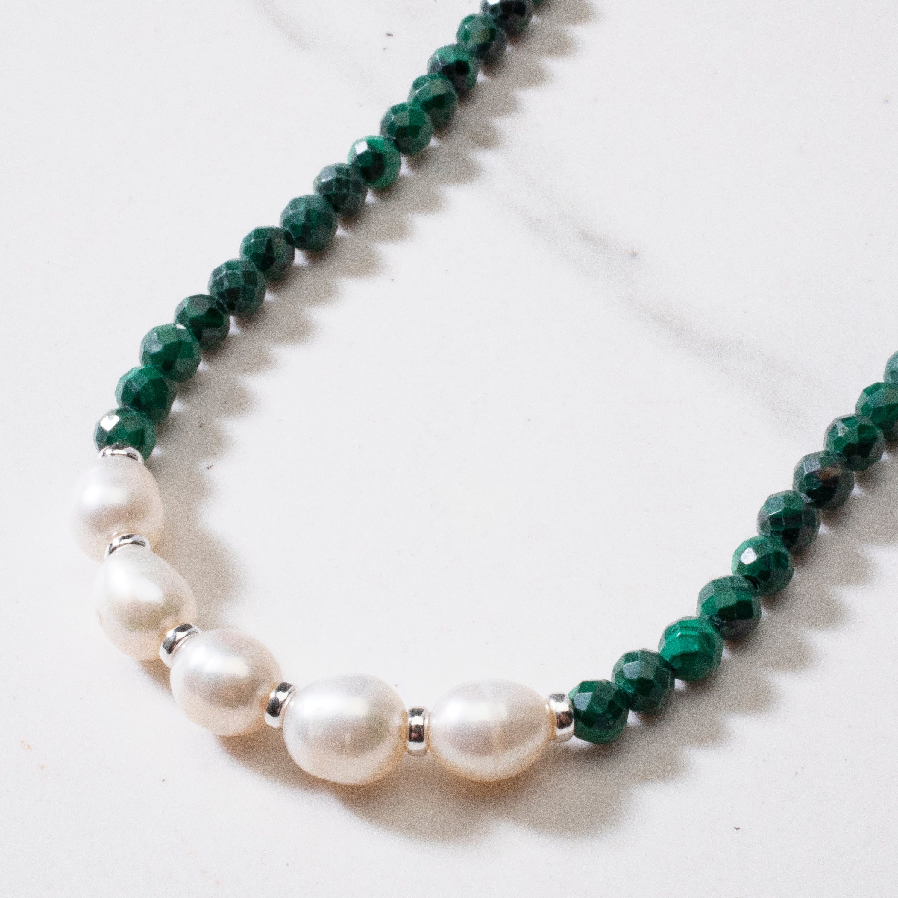 KALIFANO Jewelry 4mm Faceted Malachite Bead Necklace with 5 Pearls with 925 Silver Clasp 4MMA
