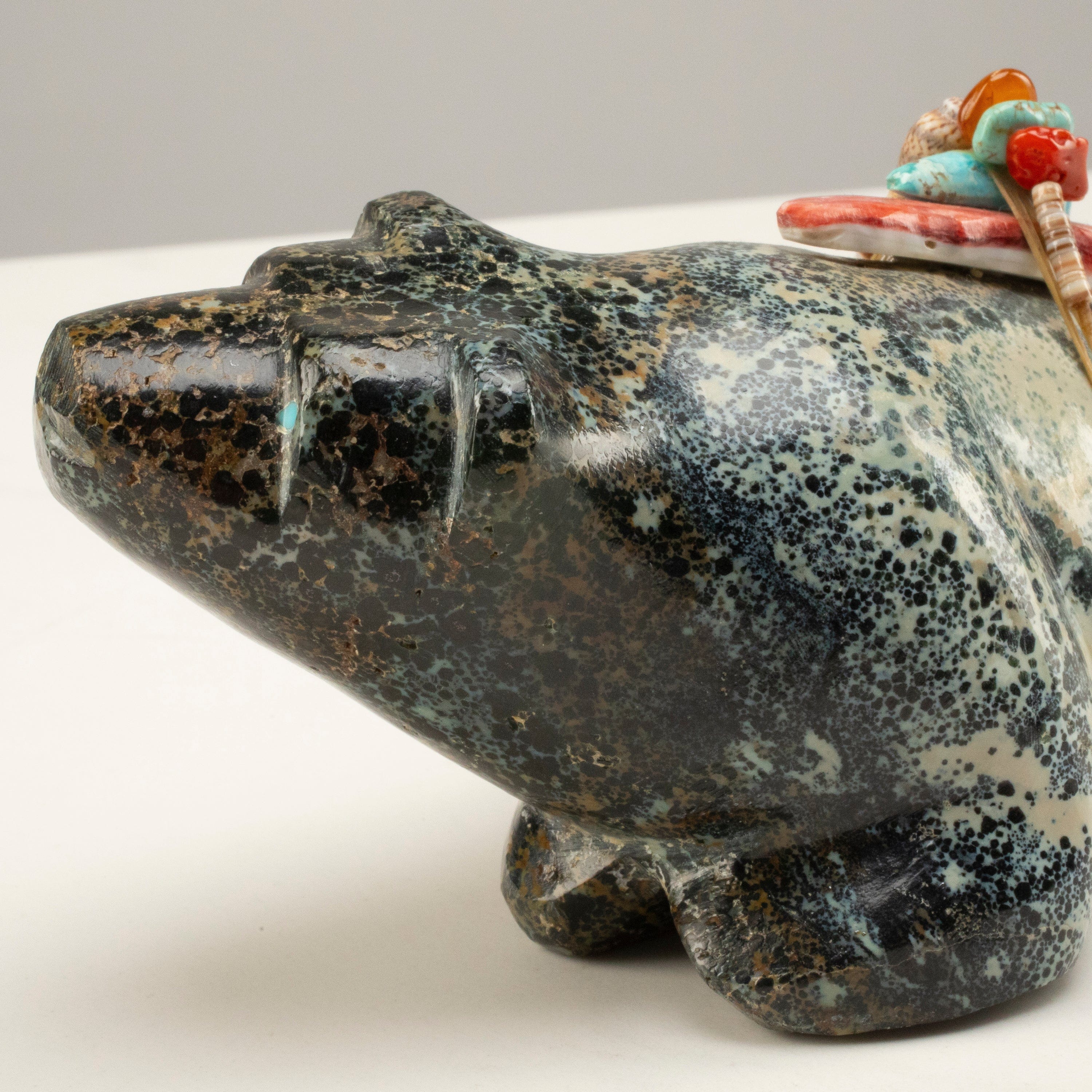 Kalifano Native American Fetish Carvings Bernard Homer Jr. Argite Serpentine Handmade Zuni Fetish Bear Carving NAC1920.001