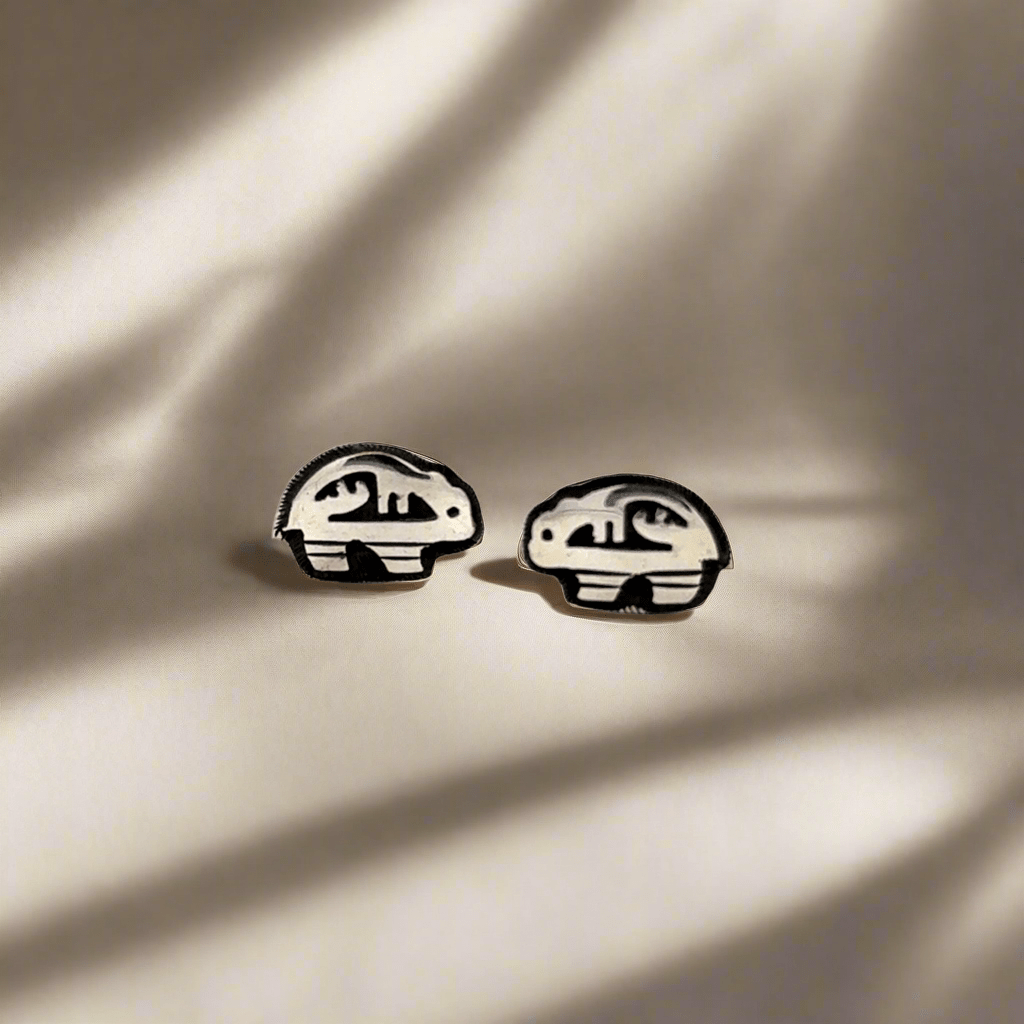 Kalifano Native American Jewelry Hopi Bear USA Native American Made 925 Sterling Silver Earrings with Stud Backing NAE200.021