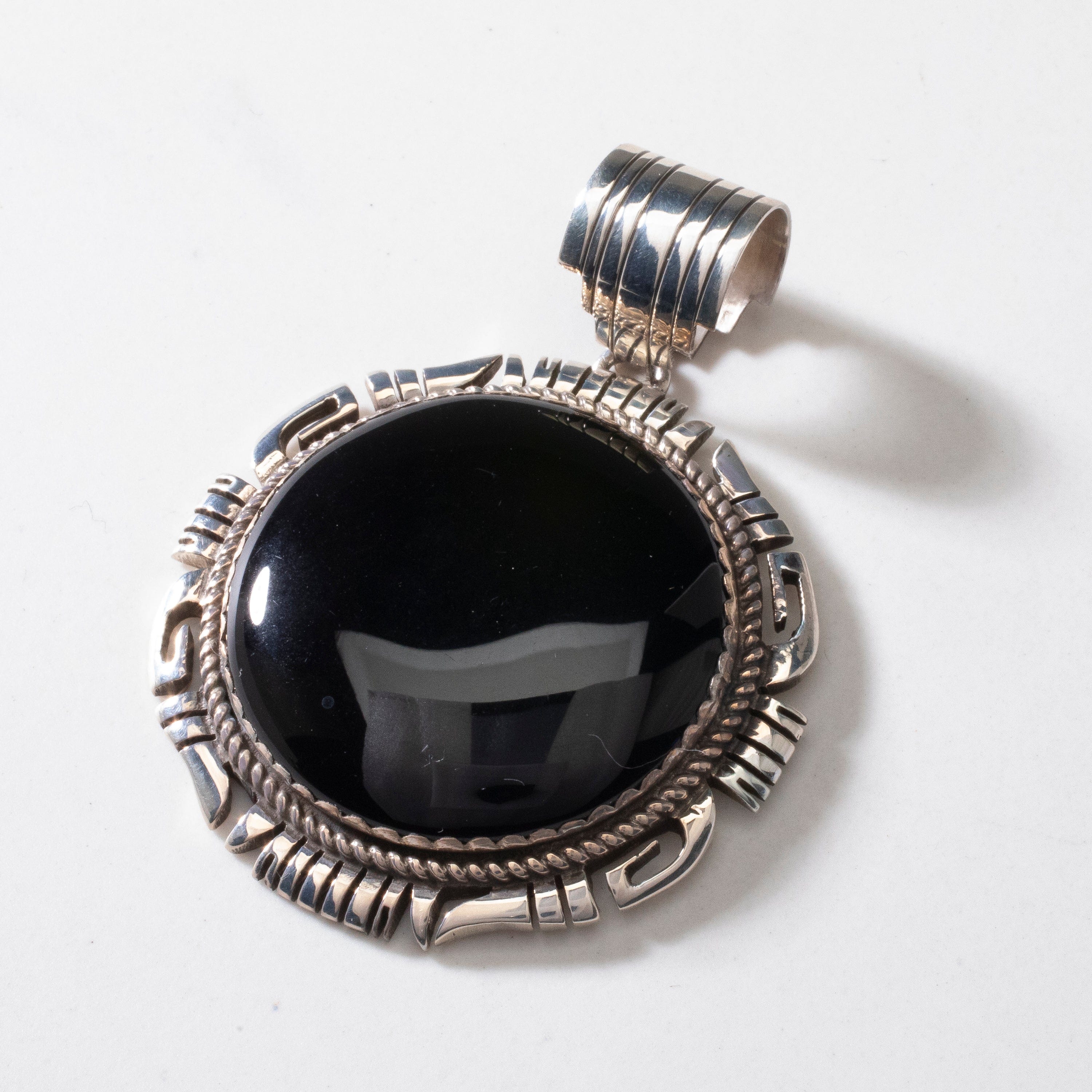 Kalifano Native American Jewelry R. Hoskie Dine Round Black Onyx Navajo USA Native American Made 925 Sterling Silver Pendant NAN1500.022