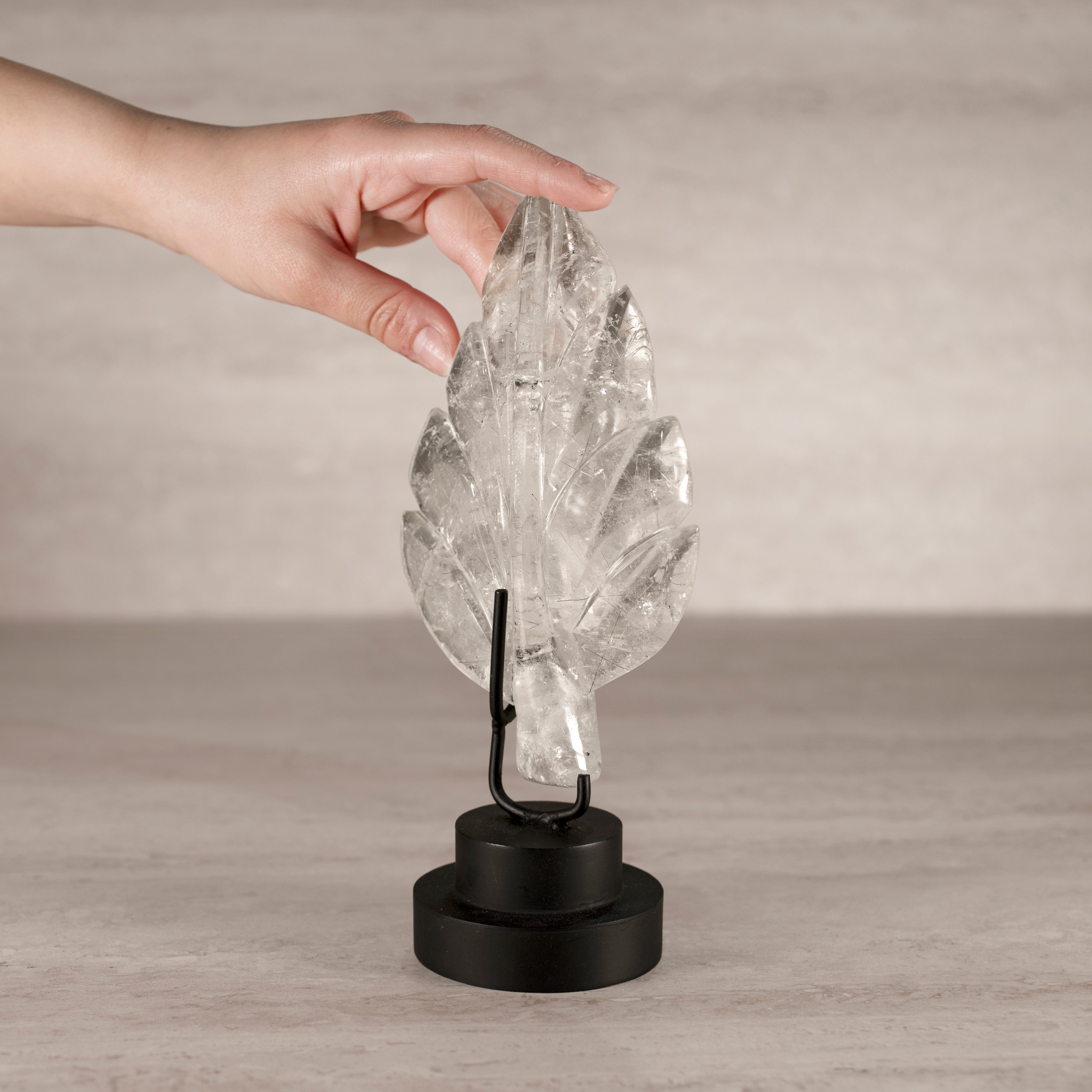 KALIFANO Quartz Natural Brazilian Quartz Leaf on Custom Stand - 9.25" / 480 g QZ9000.002