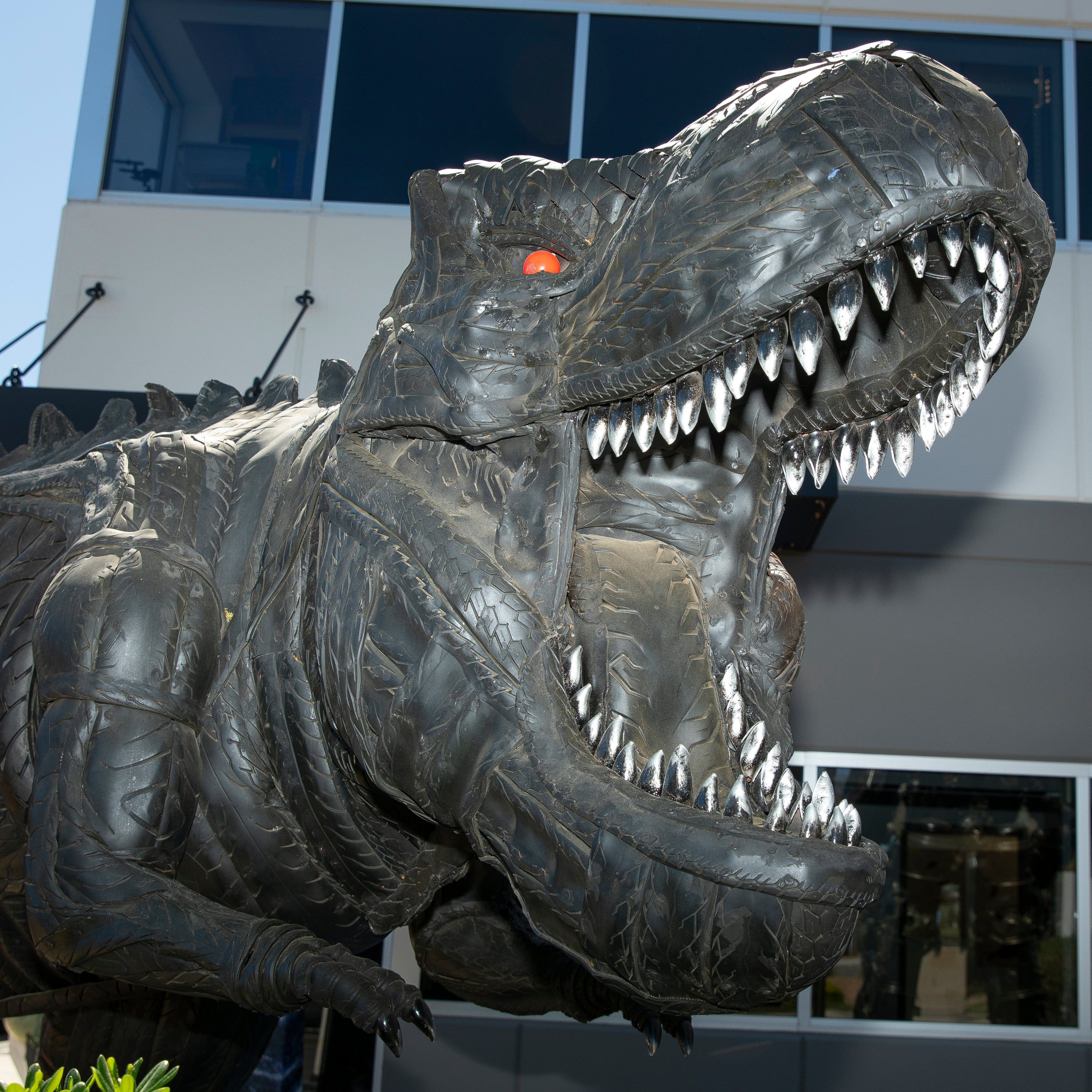 Kalifano Recycled Metal Art 18ft T-Rex Tire Art Sculpture RMS-TREXTIRE600-K