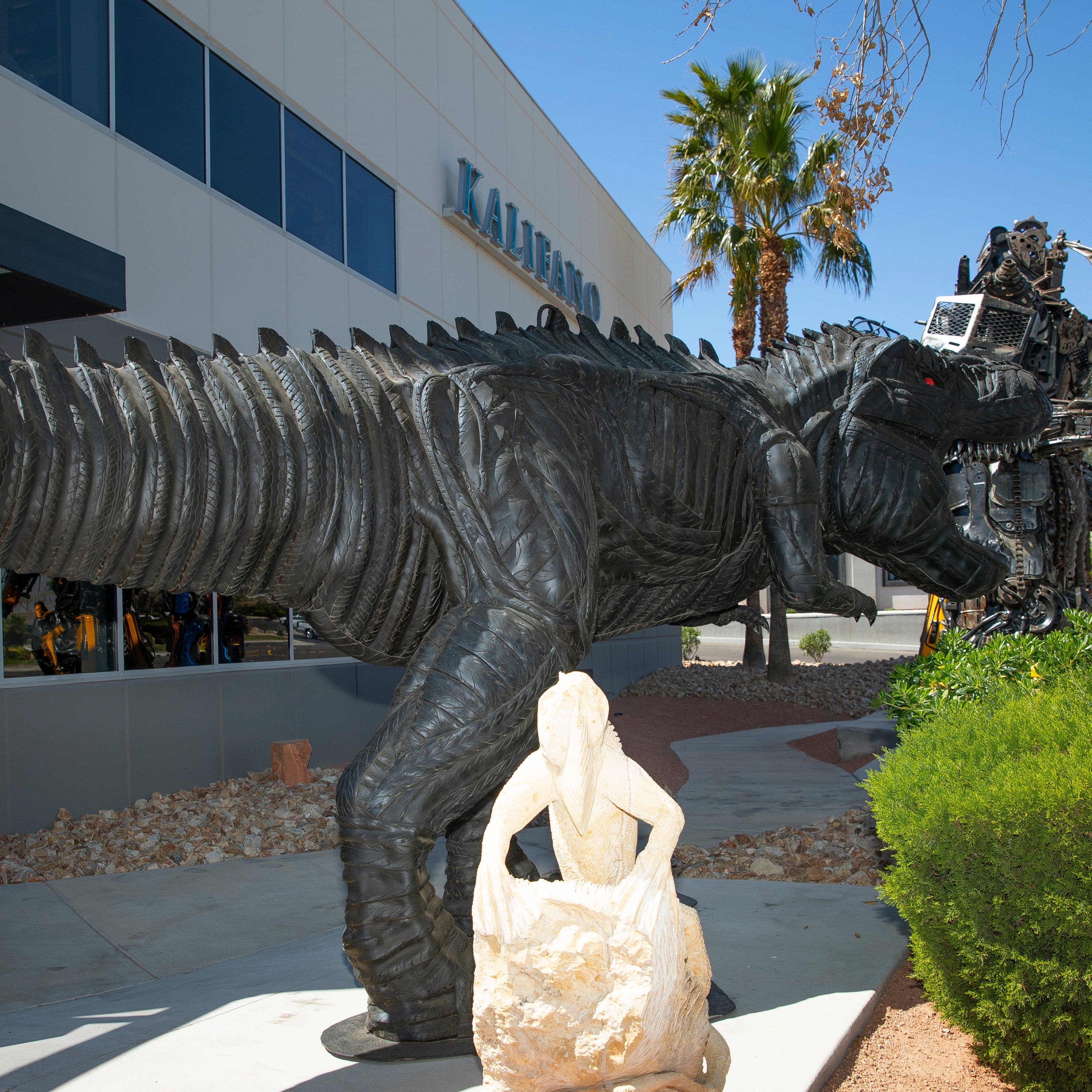 Kalifano Recycled Metal Art 18ft T-Rex Tire Art Sculpture RMS-TREXTIRE600-K