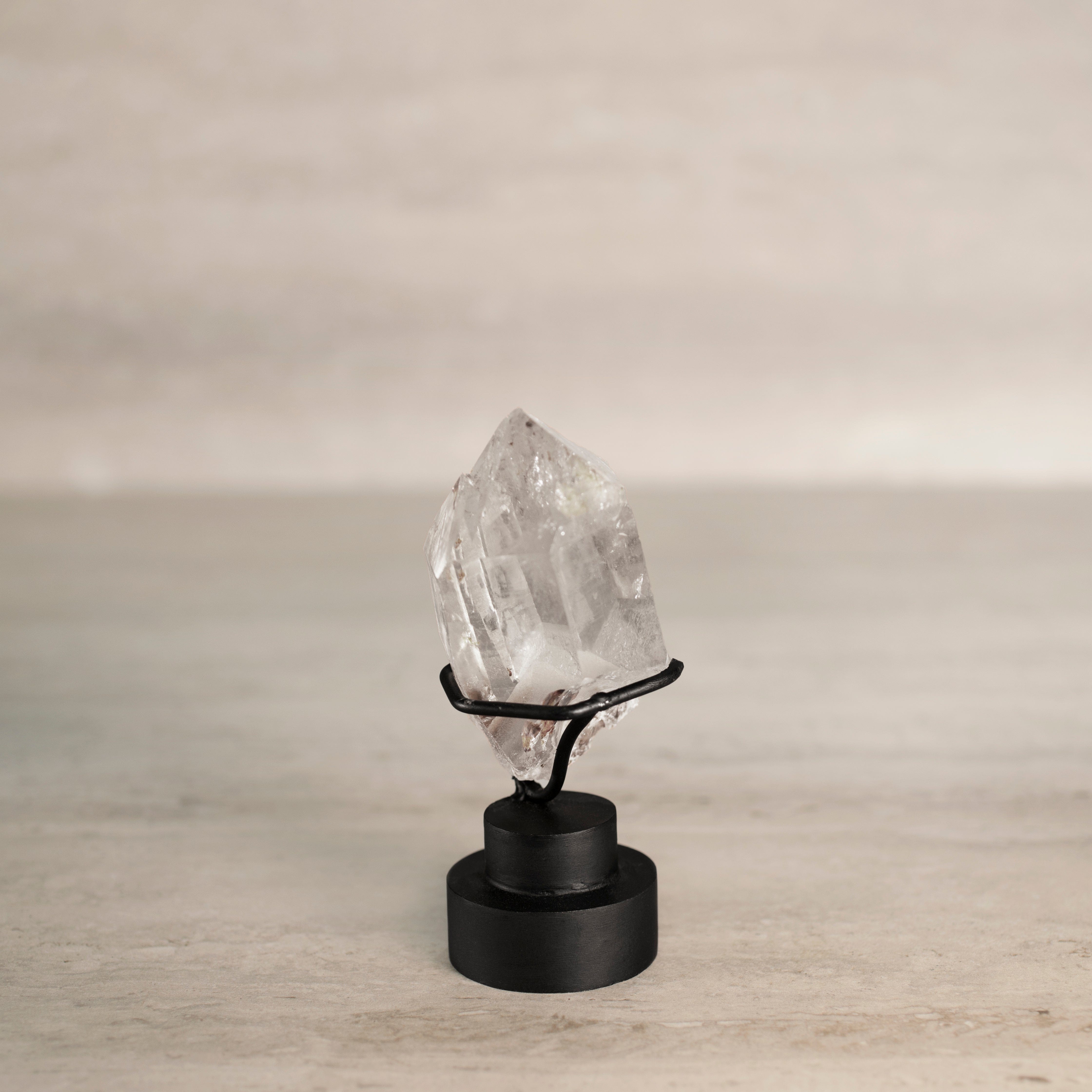KALIFANO Rutilated Quartz Natural Brazilian Rutilated Quartz on Custom Stand - 5.25" / 260 grams RTQ4500.001