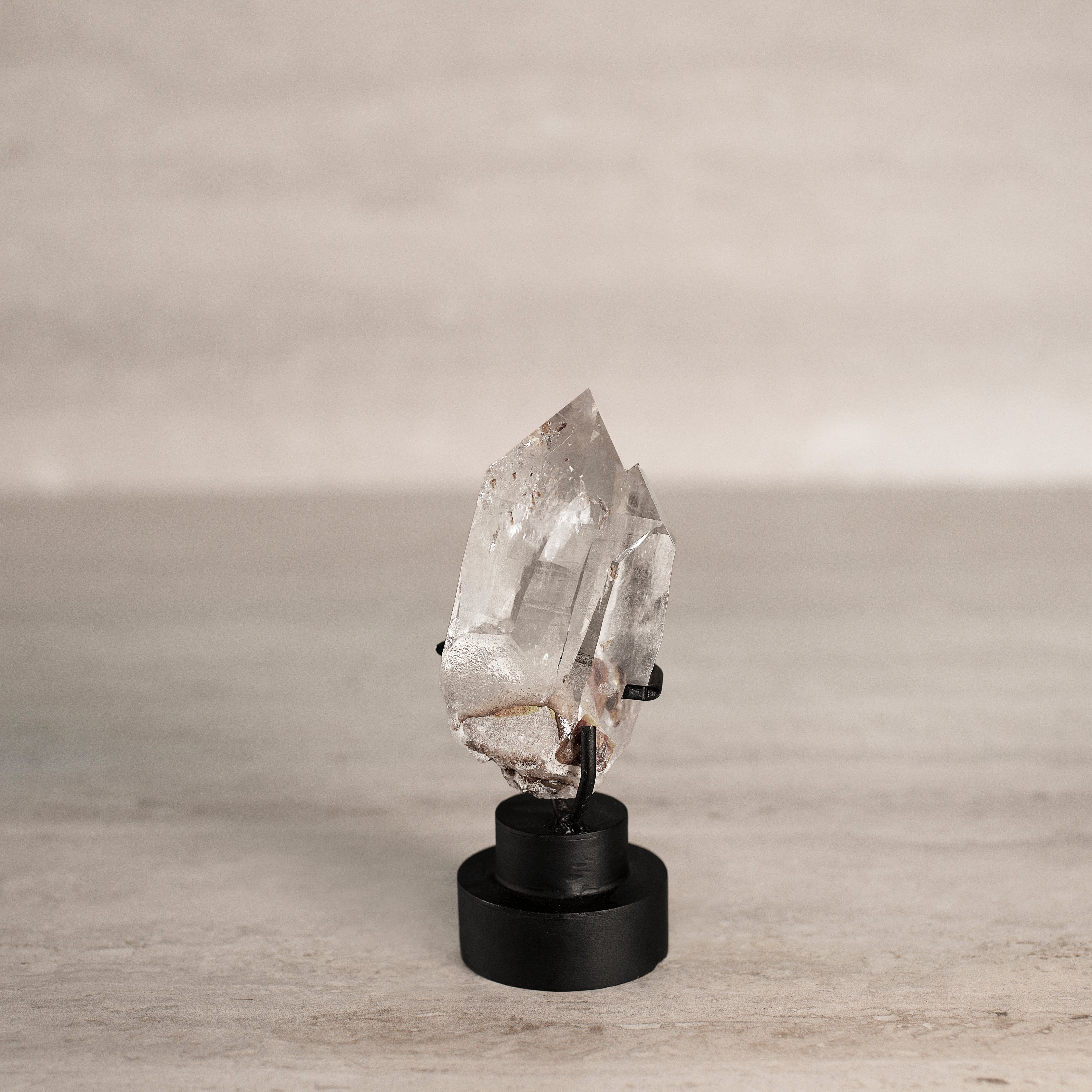 KALIFANO Rutilated Quartz Natural Brazilian Rutilated Quartz on Custom Stand - 5.25" / 260 grams RTQ4500.001
