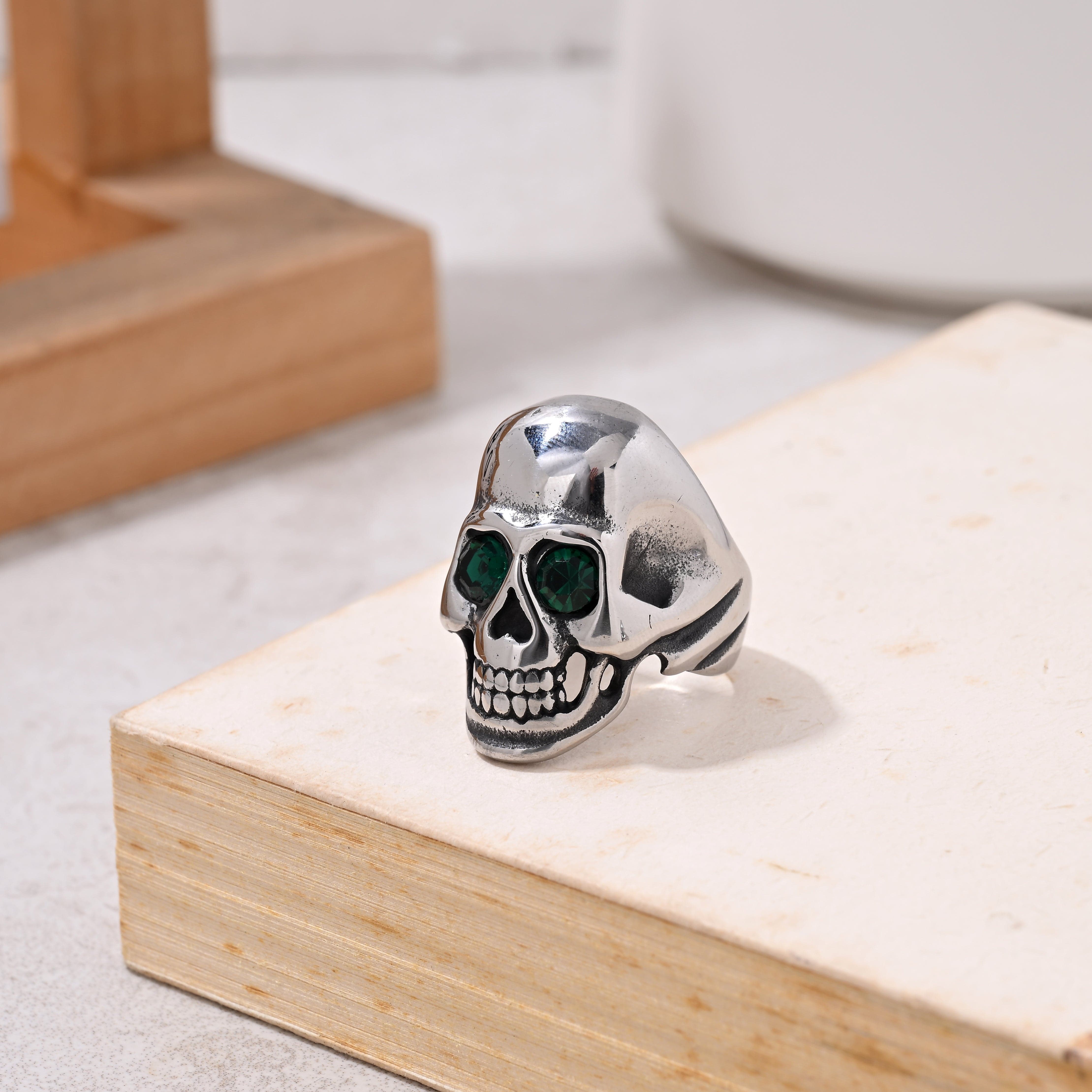 Kalifano Steel Hearts Jewelry Silver Punk Skull Emerald Glass Ring