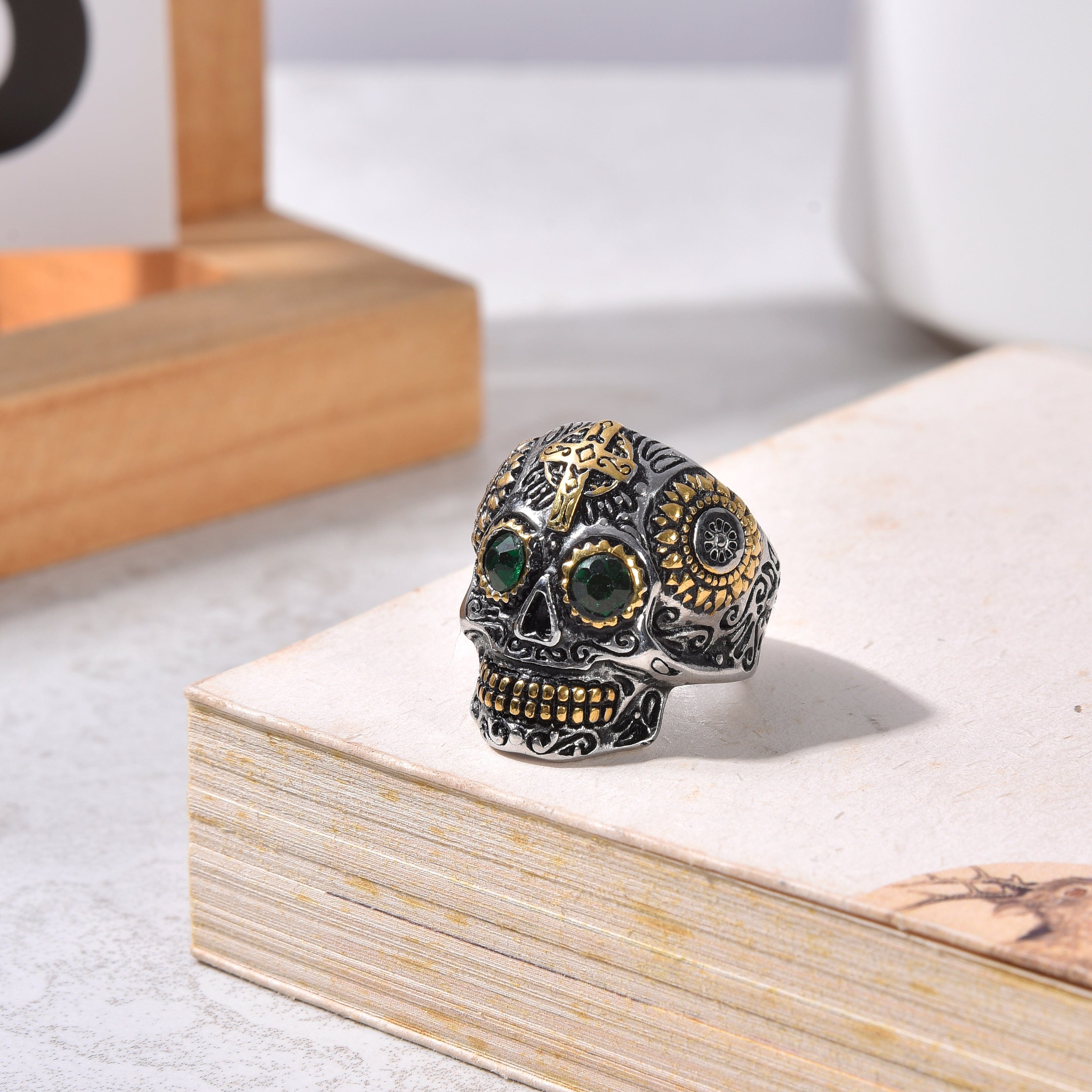 Kalifano Steel Hearts Jewelry Two Tone Skull with syn Emerald Steel Hearts Ring