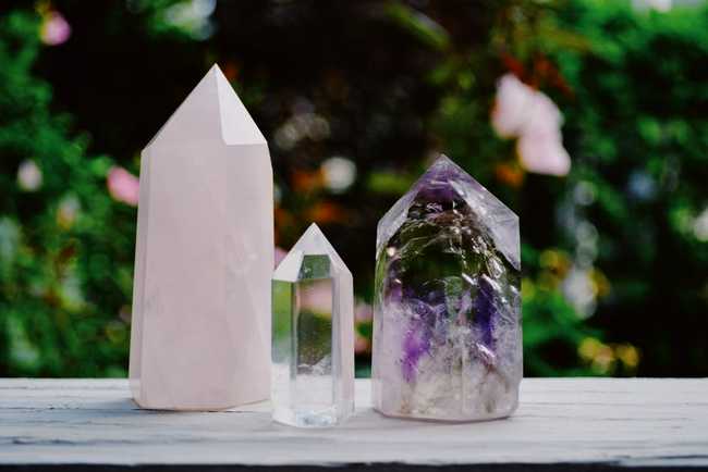 Crystal Healing: 5 Benefits of Decorating With Natural Stones - Amethyst Quartz Rose Quartz