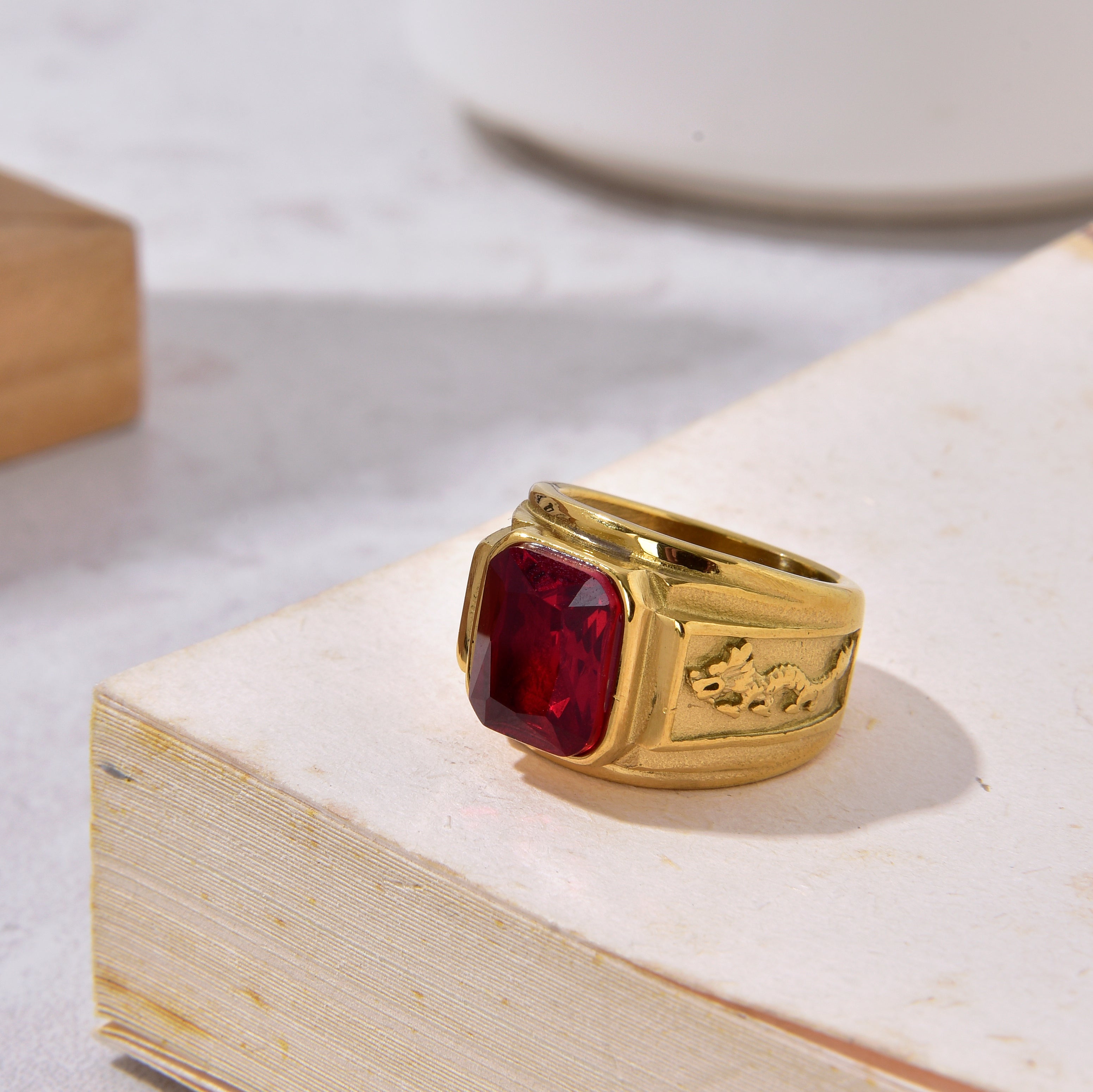 Gold Viking Dragon syn Ruby Steel Hearts Ring