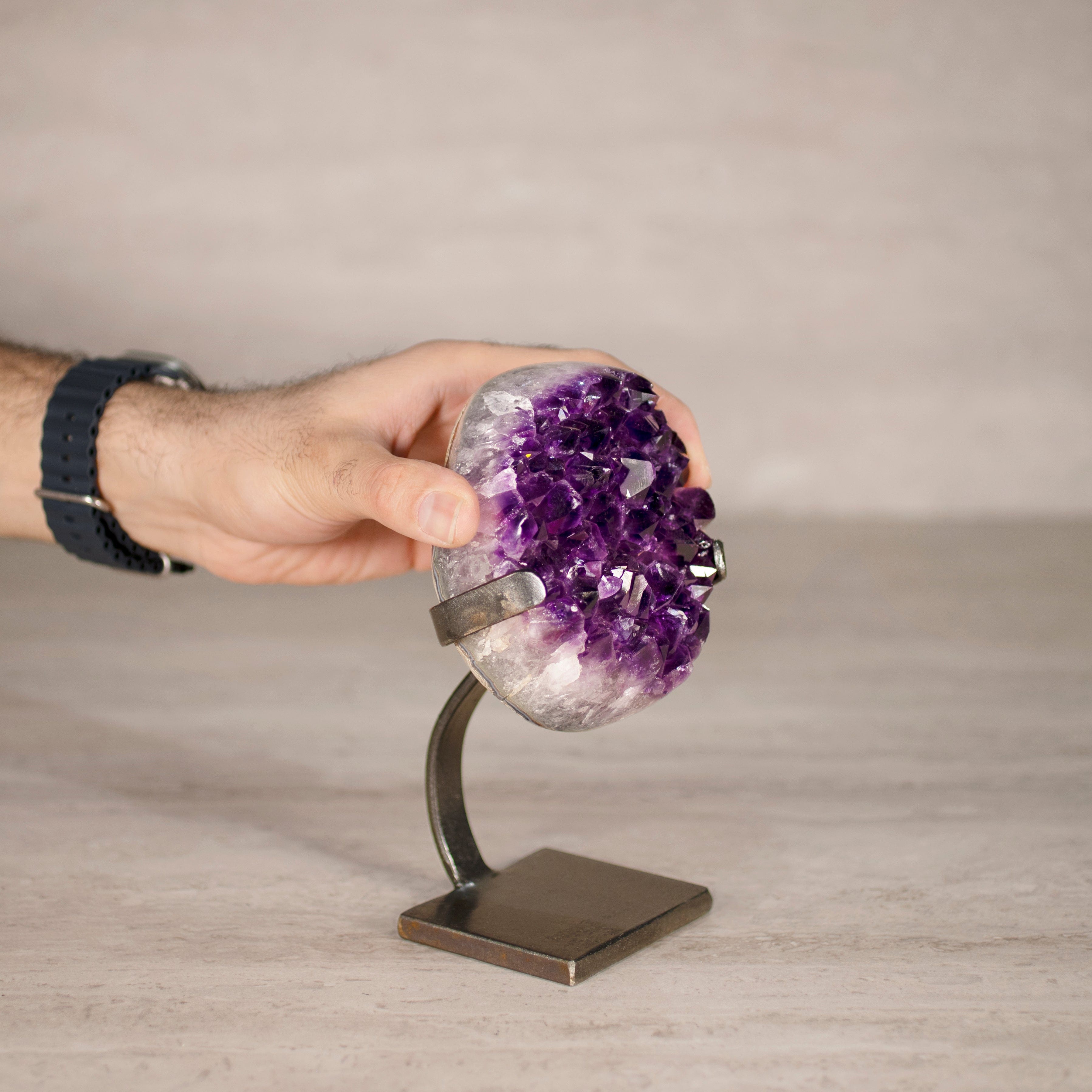 Kalifano Amethyst Amethyst Geode on Custom Stand from Uruguay - 7.4 in / 2.5 lbs UAG1200.048