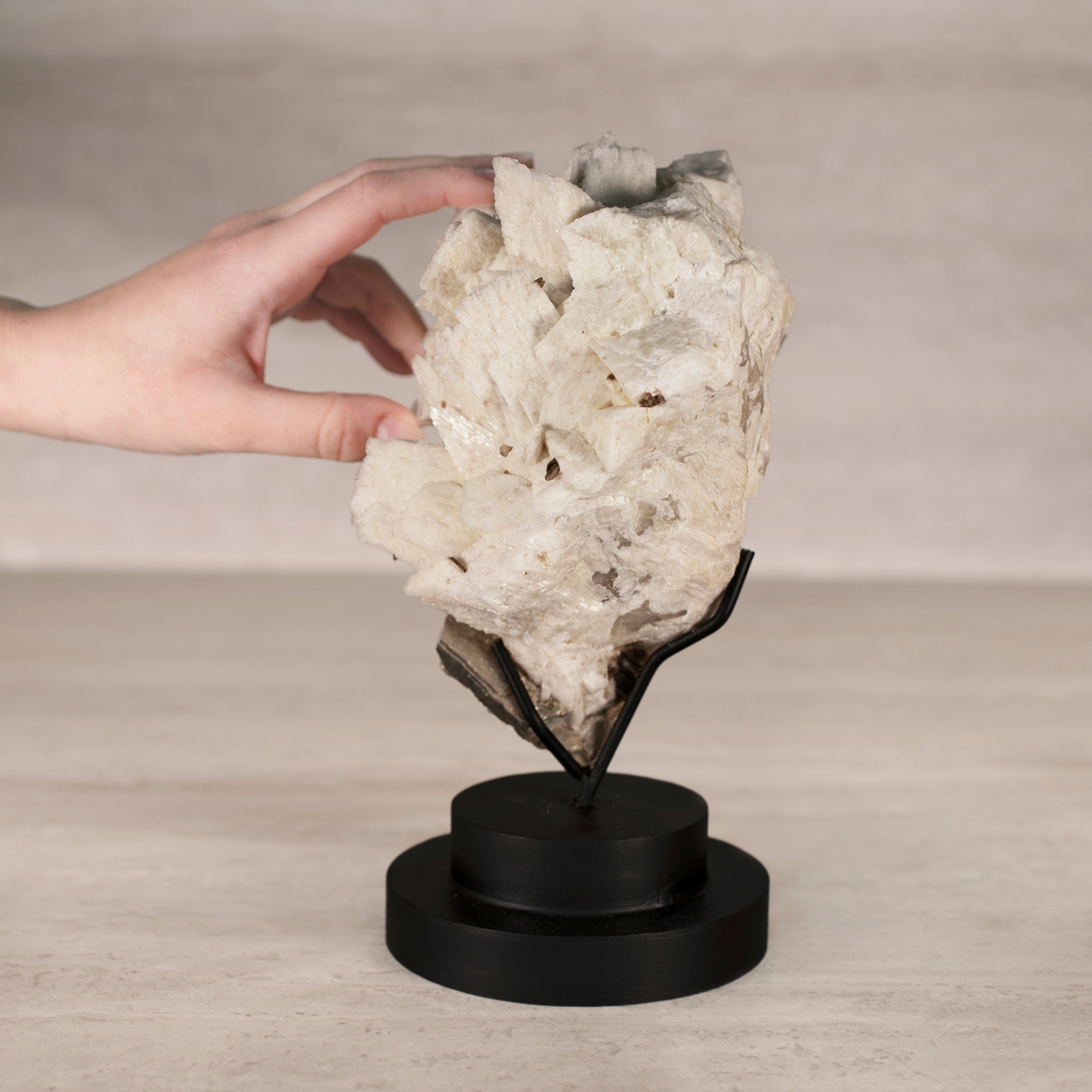 KALIFANO Apophyllite & Mica Natural Brazilian Apophyllite & Mica on Custom Stand - 9.5" / 5 lbs APE12500.001