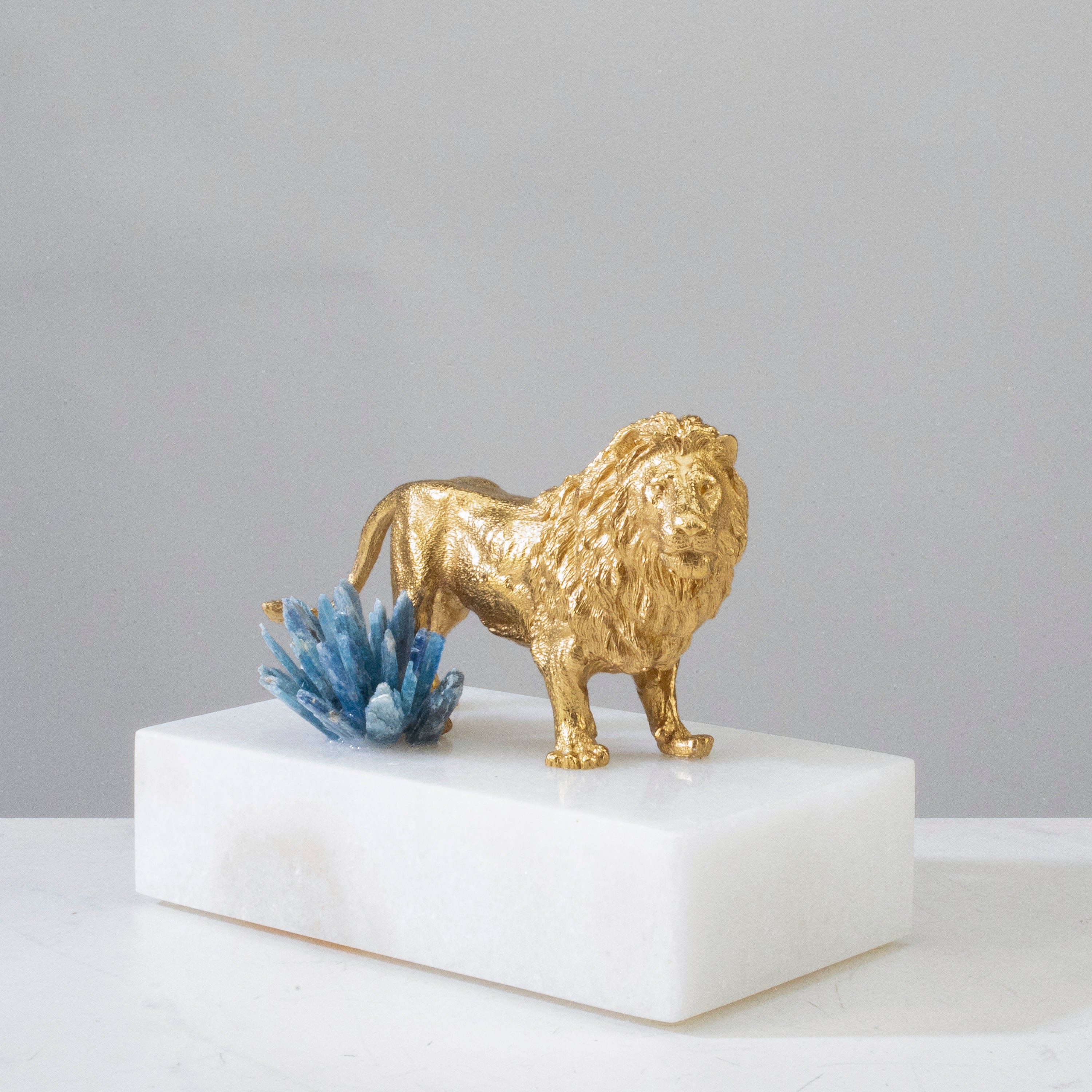 KALIFANO Crystal Home Decor Brass Lion Carving with Blue Kyanite Cluster HG1144-KY