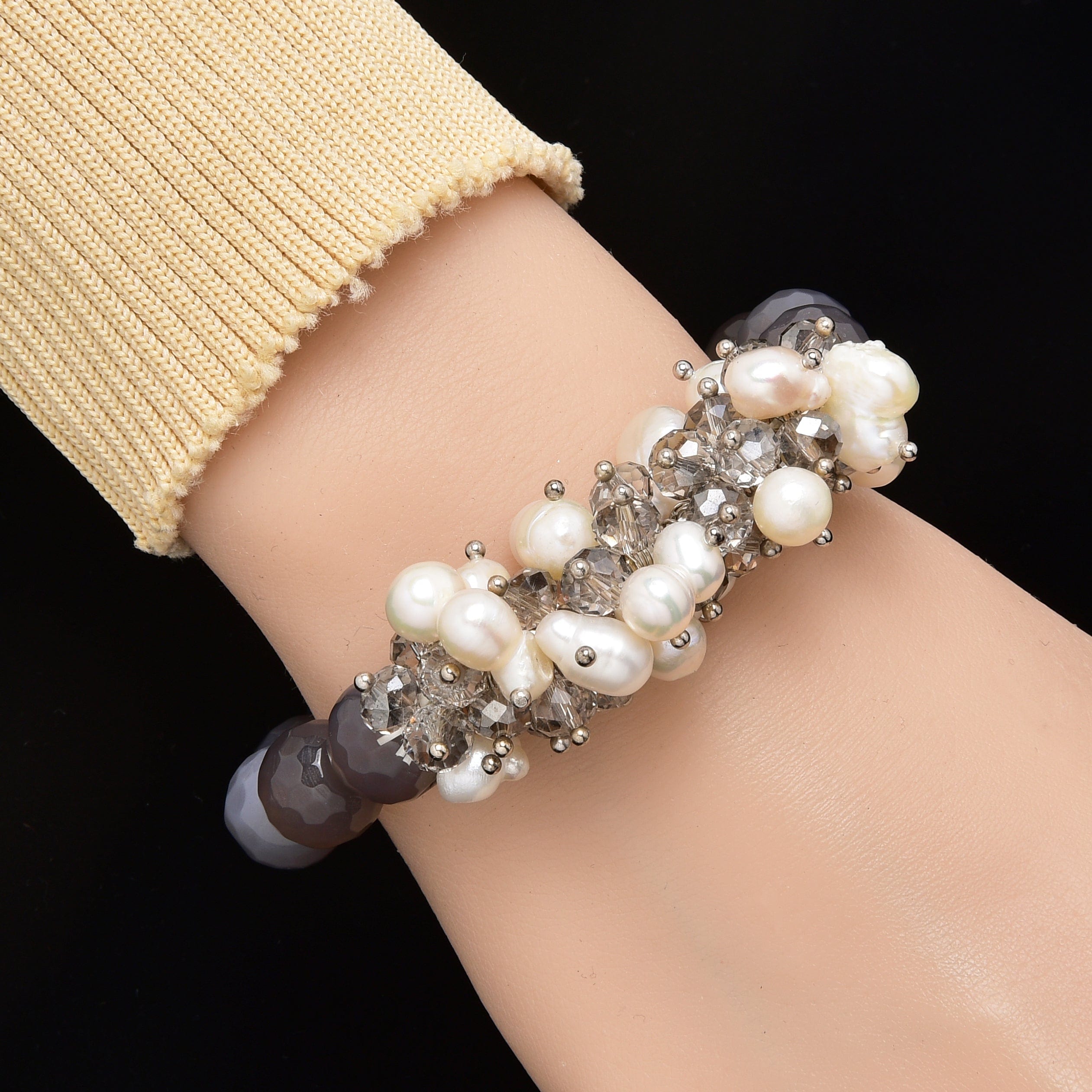 Kalifano Gemstone Bracelets Faceted Grey Agate & Freshwater Pearls 12mm Gemstone Bead Elastic Bracelet GOLD-BGP-PGY
