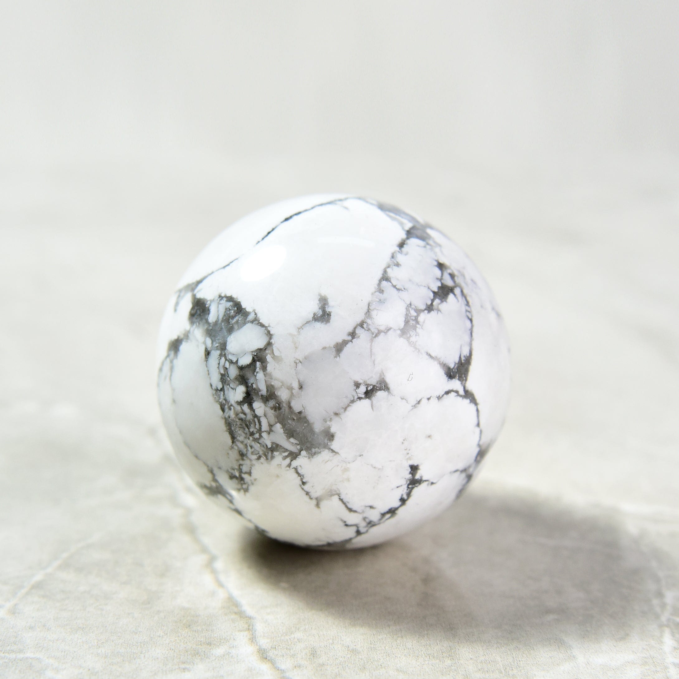 KALIFANO Gemstone Carvings 1.6" Howlite Sphere Natural Gemstone Carving CV15-SP-HT