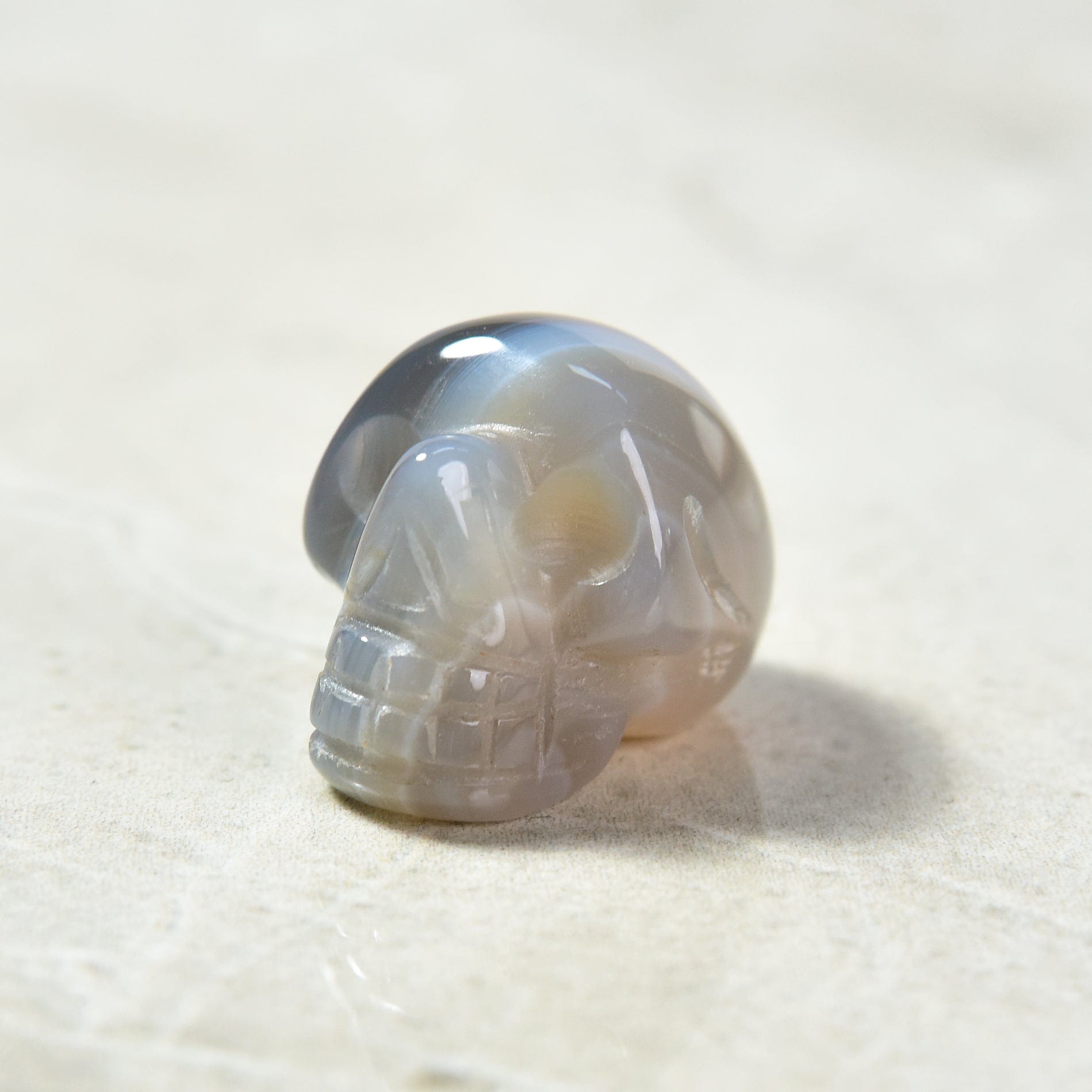 KALIFANO Gemstone Carvings 1" Gray Agate Skull Natural Gemstone Carving CV4-SK-GAE