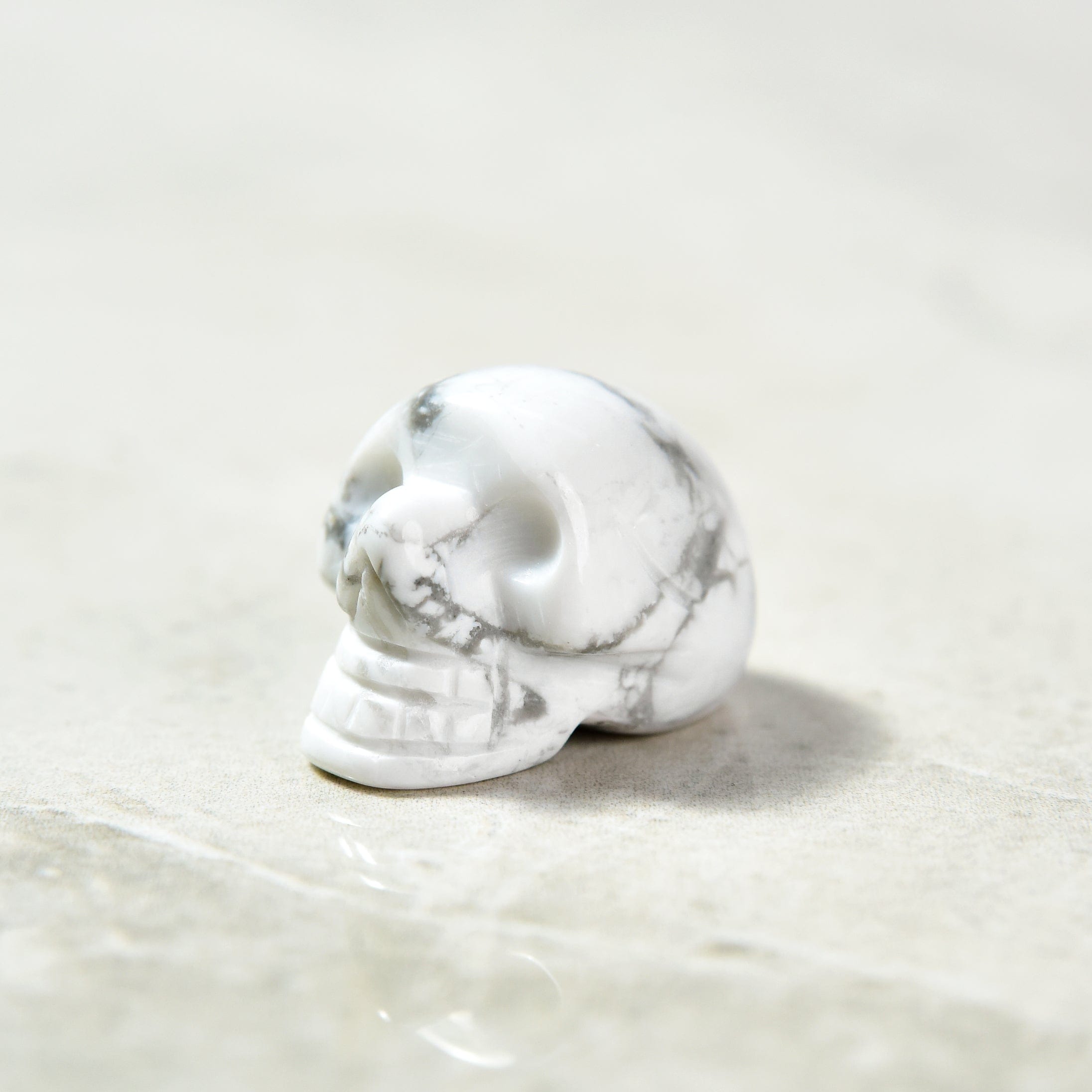 KALIFANO Gemstone Carvings 1" Howlite Skull Natural Gemstone Carving CV4-SK-HT