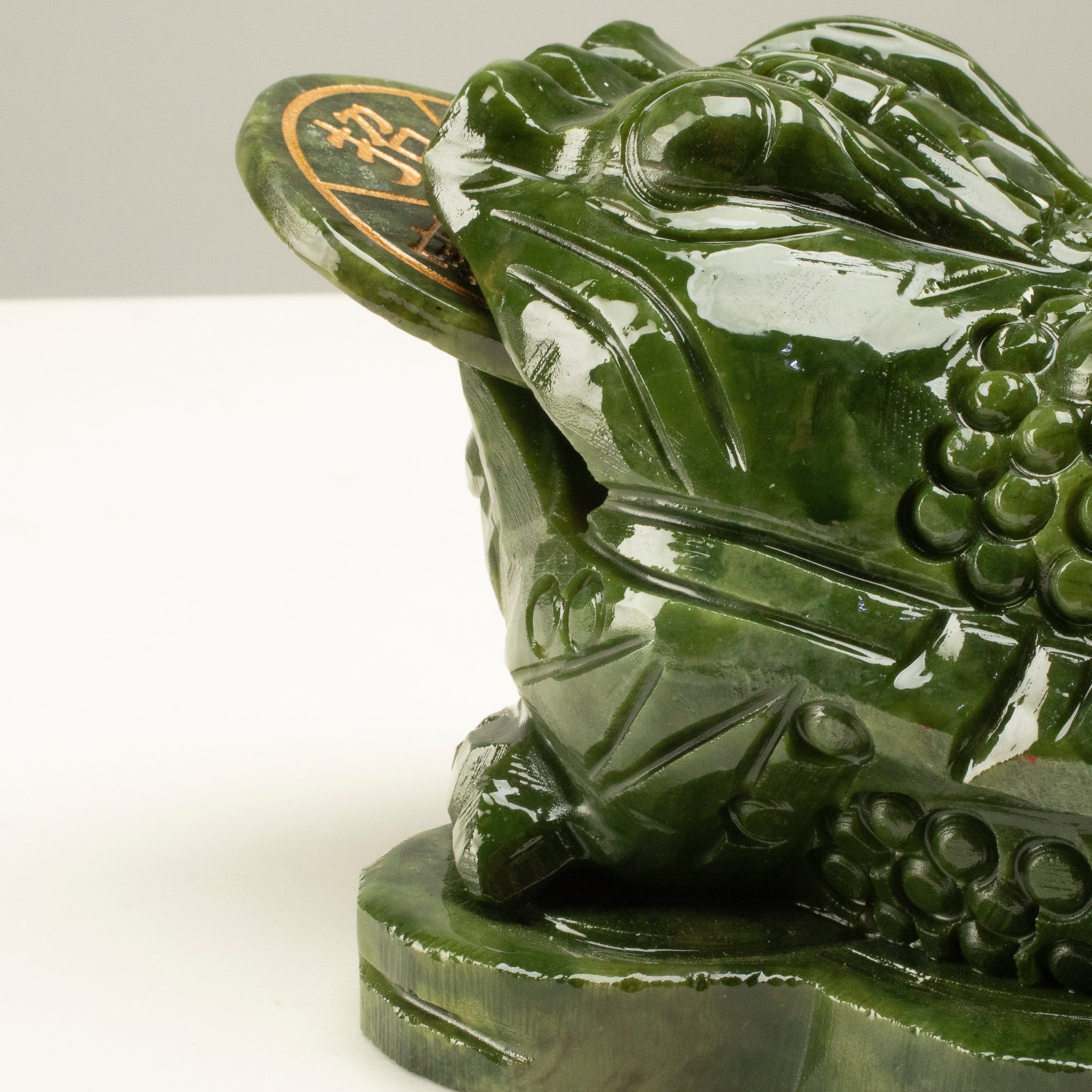 Kalifano Gemstone Carvings Lucky Toad Jade Crystal Carving - A Symbol of Financial Prosperity and Good Fortune CV180-F-JADE