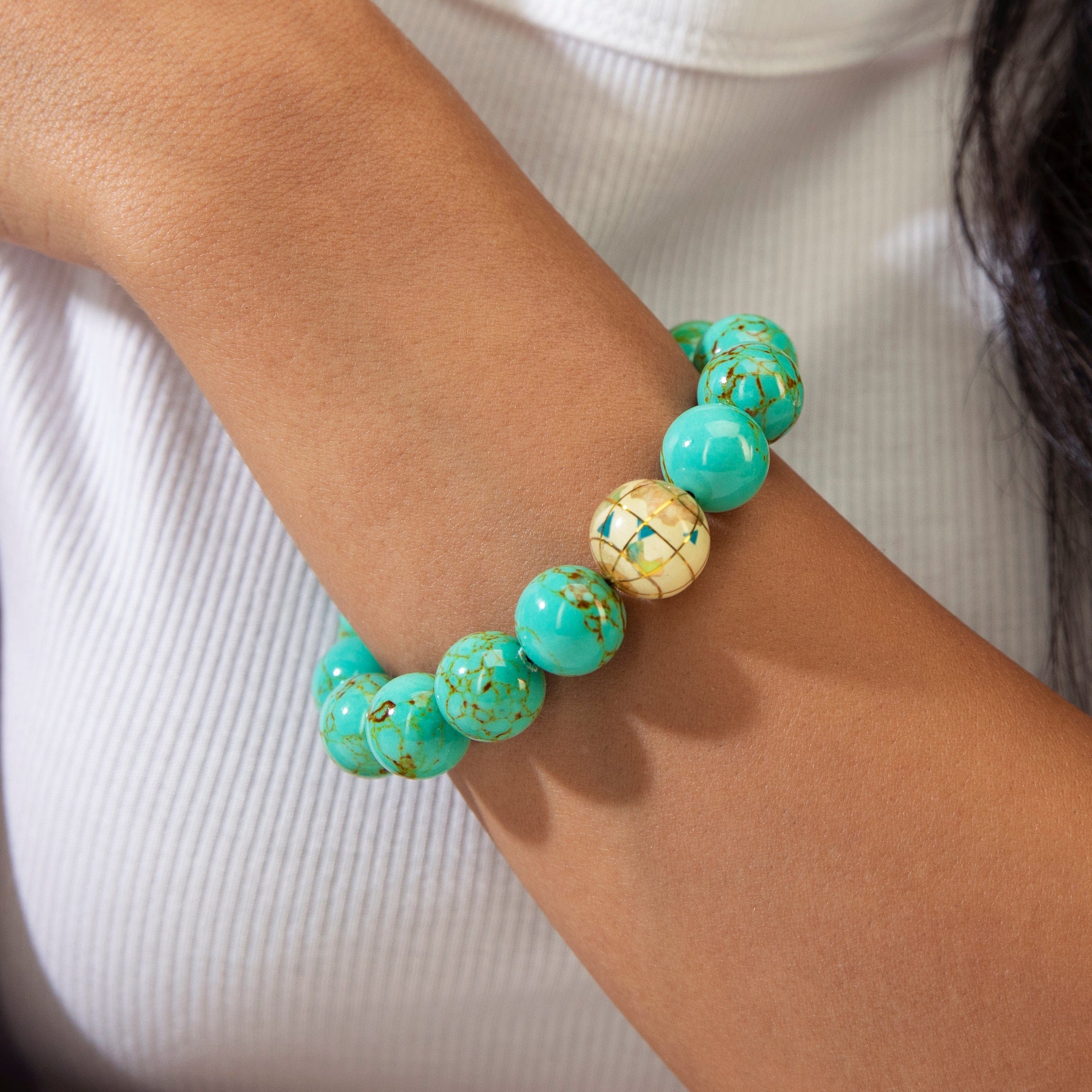 KALIFANO Gemstone Jewelry 14mm Howlite Turquoise Gemstone Elastic Bracelet with White Globe Accent Bead