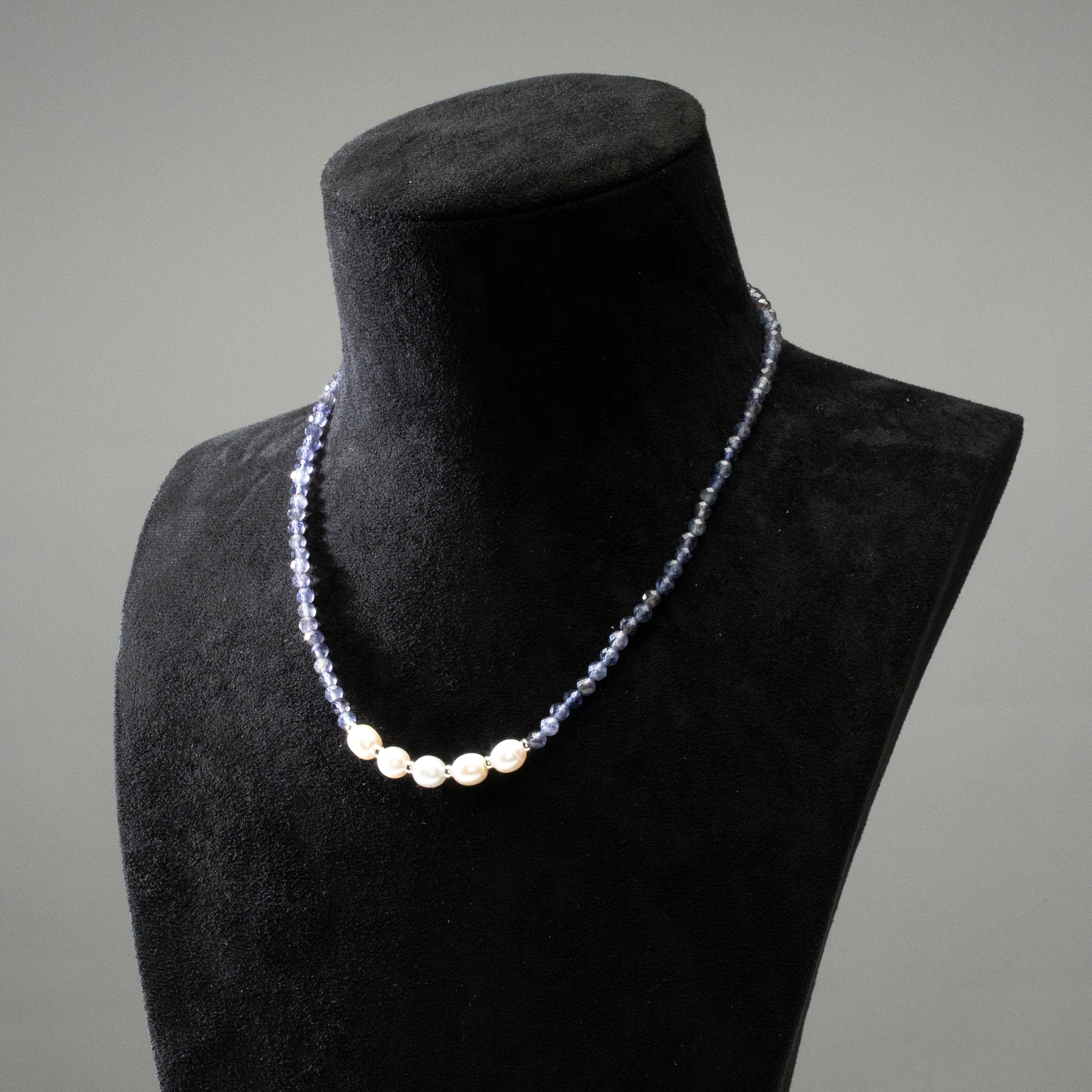 KALIFANO Jewelry 4mm Faceted Iolite Bead Necklace with 5 Pearls with 925 Silver Clasp 4MIO