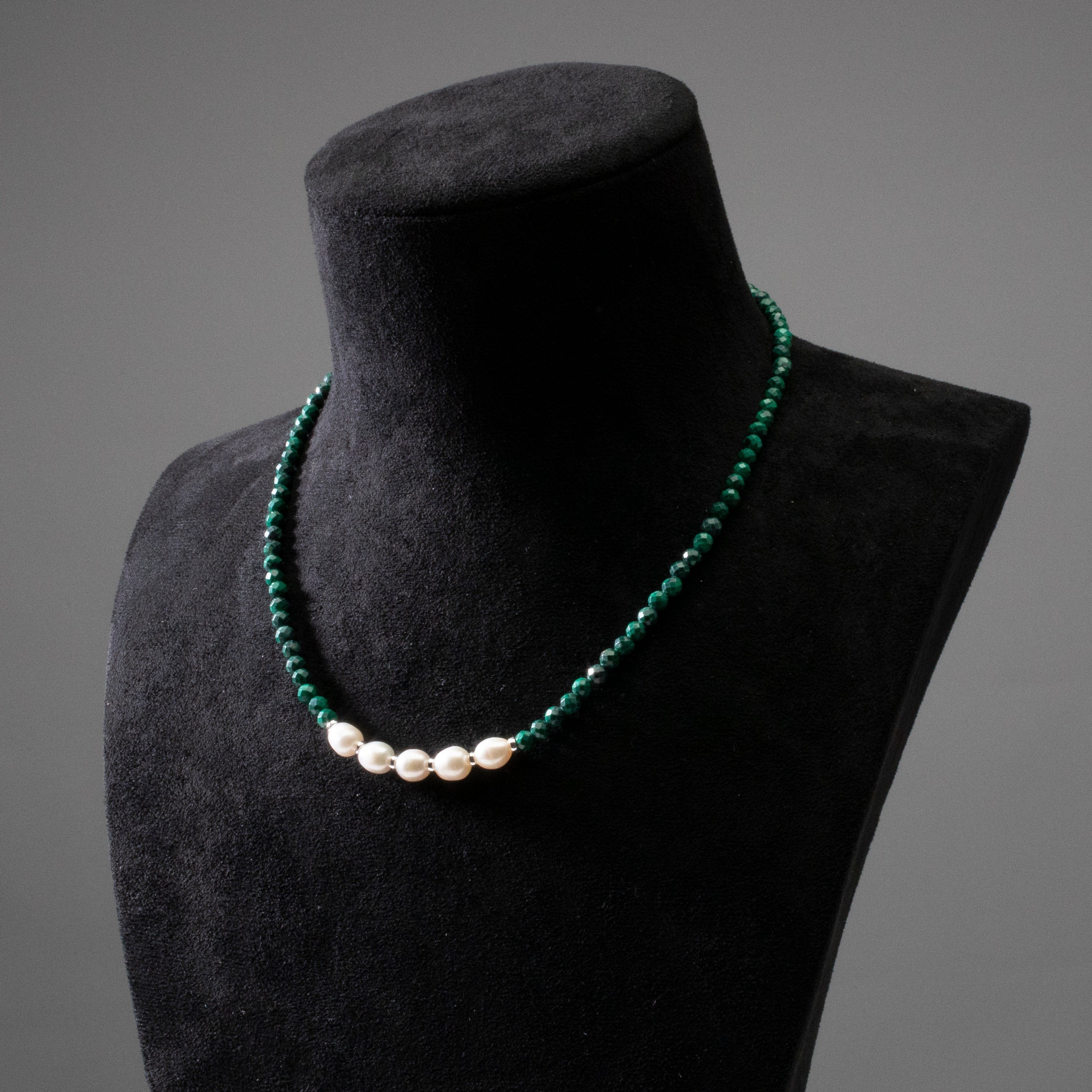 KALIFANO Jewelry 4mm Faceted Malachite Bead Necklace with 5 Pearls with 925 Silver Clasp 4MMA