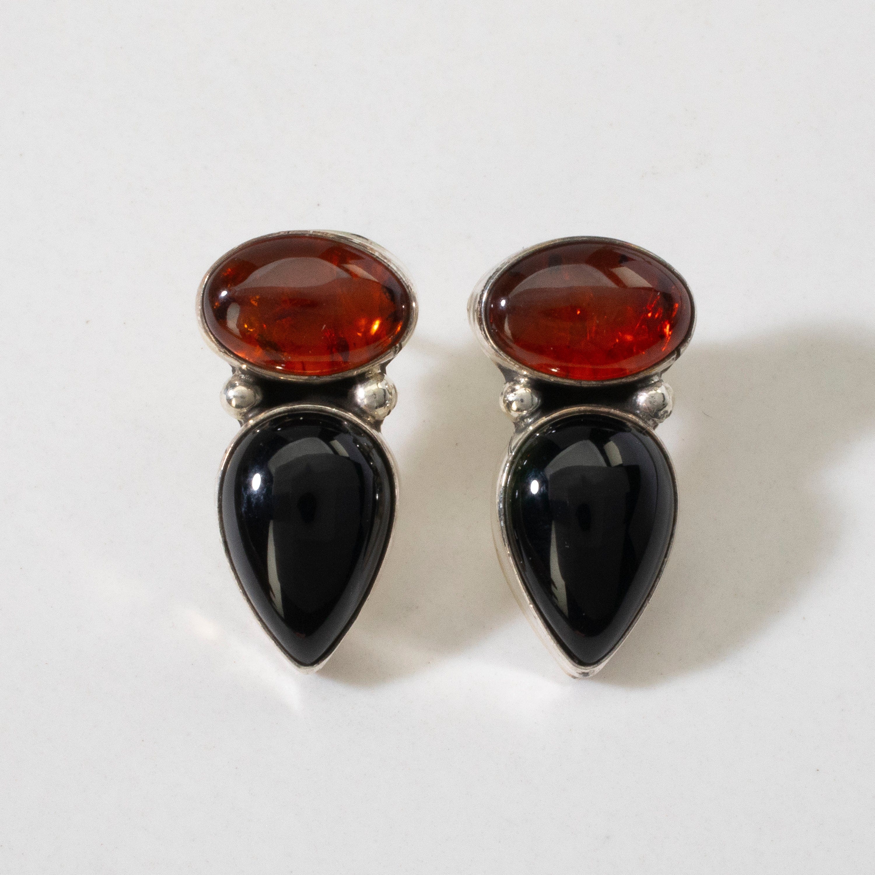 Kalifano Native American Jewelry Baltic Amber & Black Onyx Navajo USA Native American Made 925 Sterling Silver Earrings with Stud Backing NAE300.027