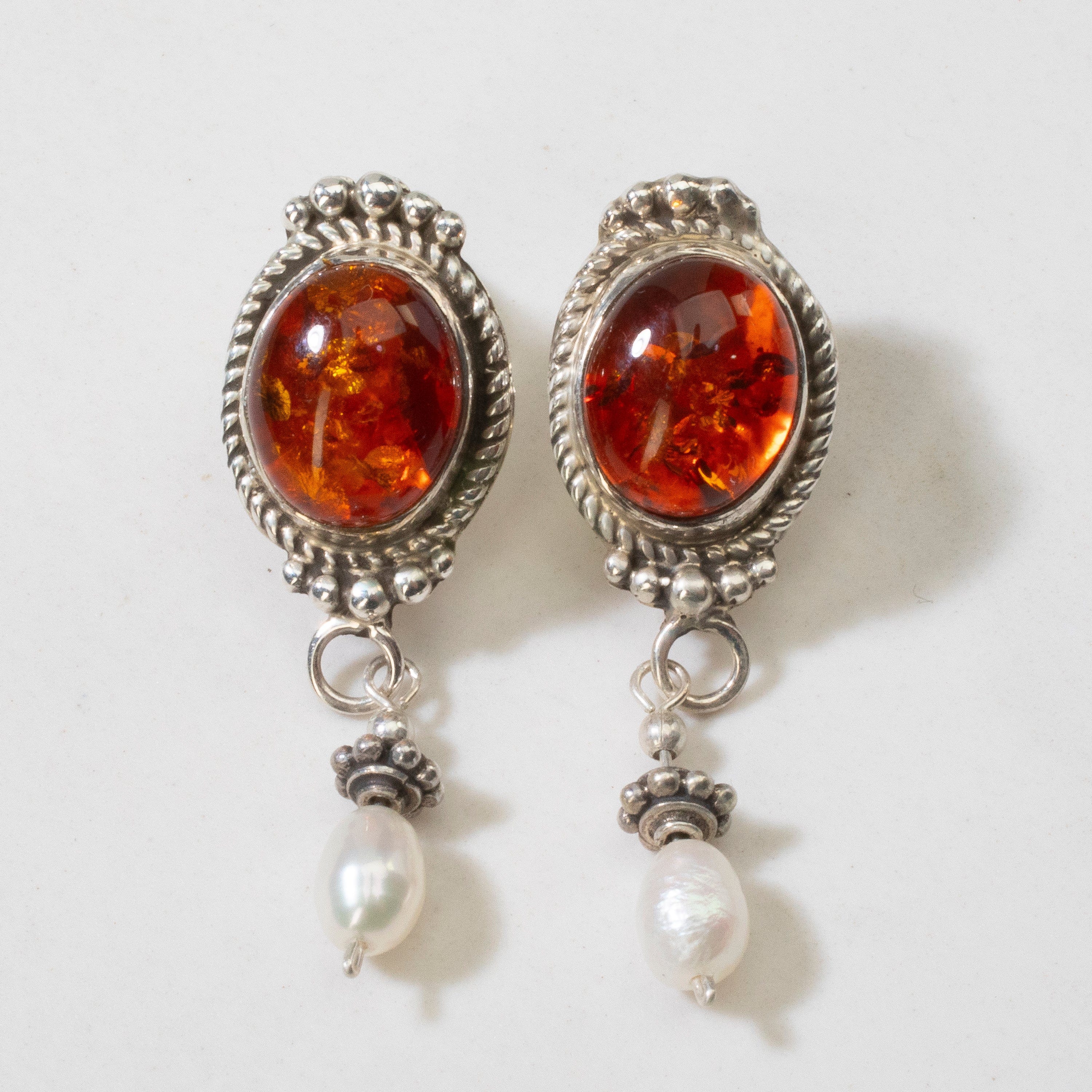 Kalifano Native American Jewelry Baltic Amber & Freshwater Pearl Navajo USA Native American Made 925 Sterling Silver Earrings with Stud Backing NAE250.008