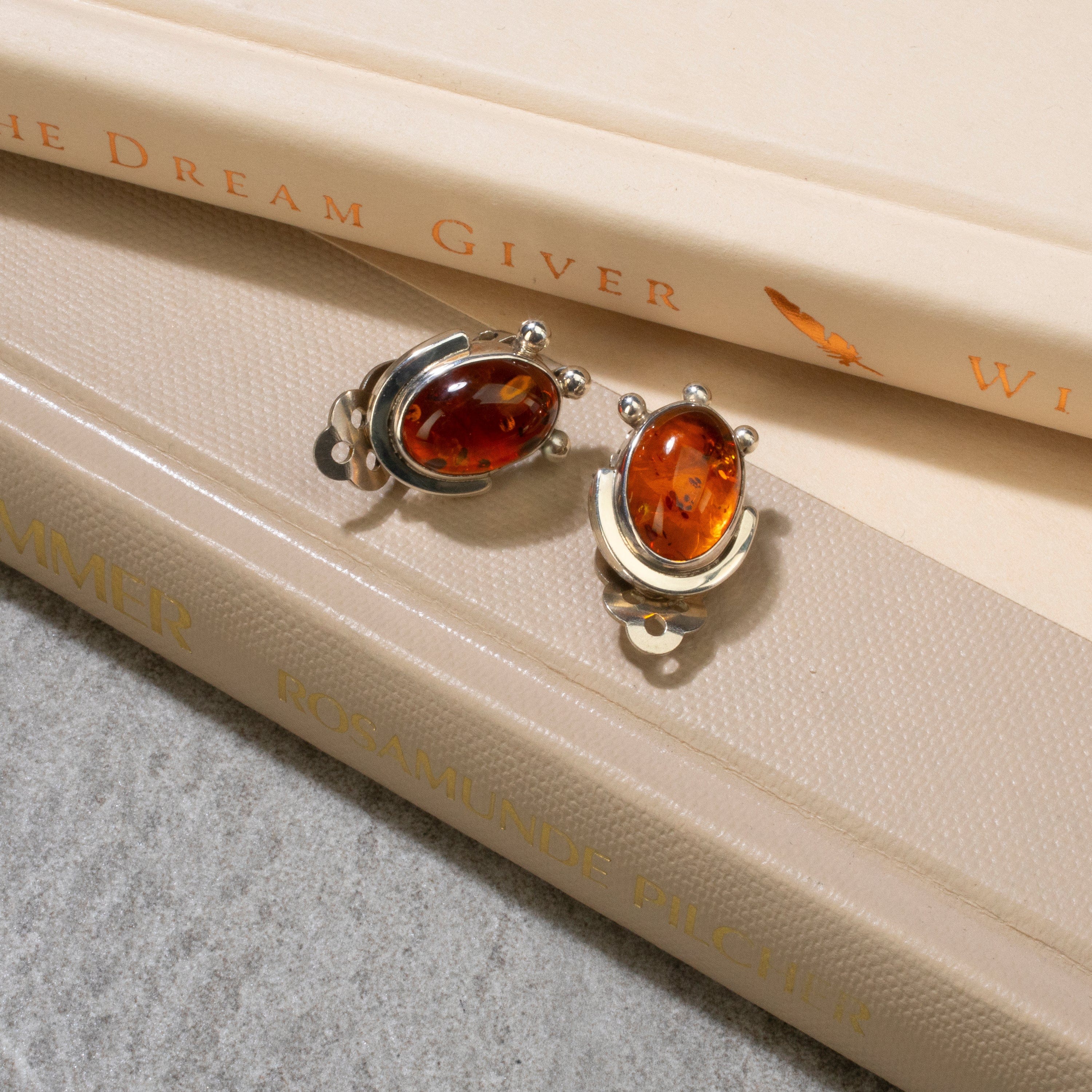 Kalifano Native American Jewelry Baltic Amber Oval USA Native American Made 925 Sterling Silver Earrings with Stud Backing NAE250.010