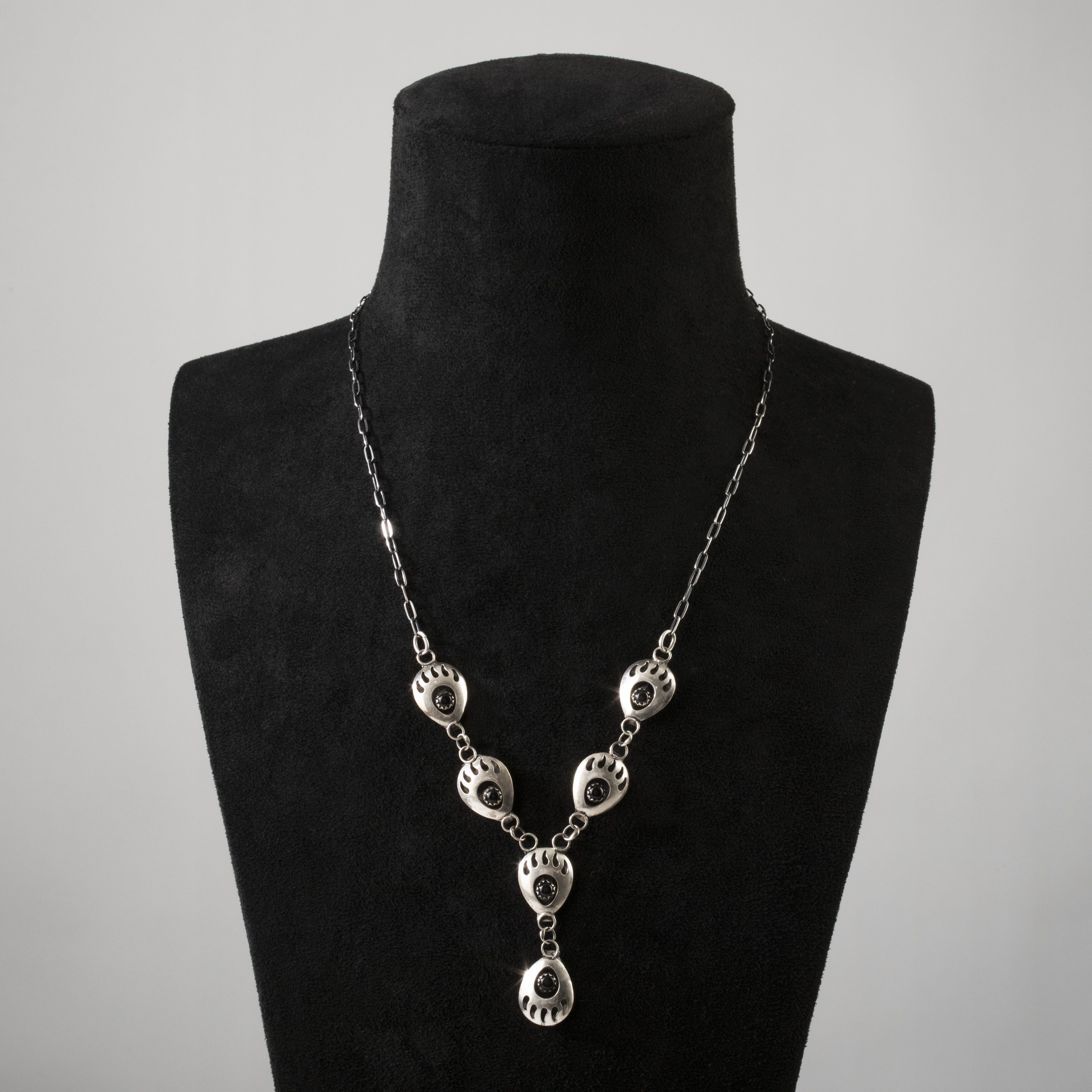 Kalifano Native American Jewelry Black Onyx Bear Paw USA Native American Made 925 Sterling Silver Necklace NAN500.023