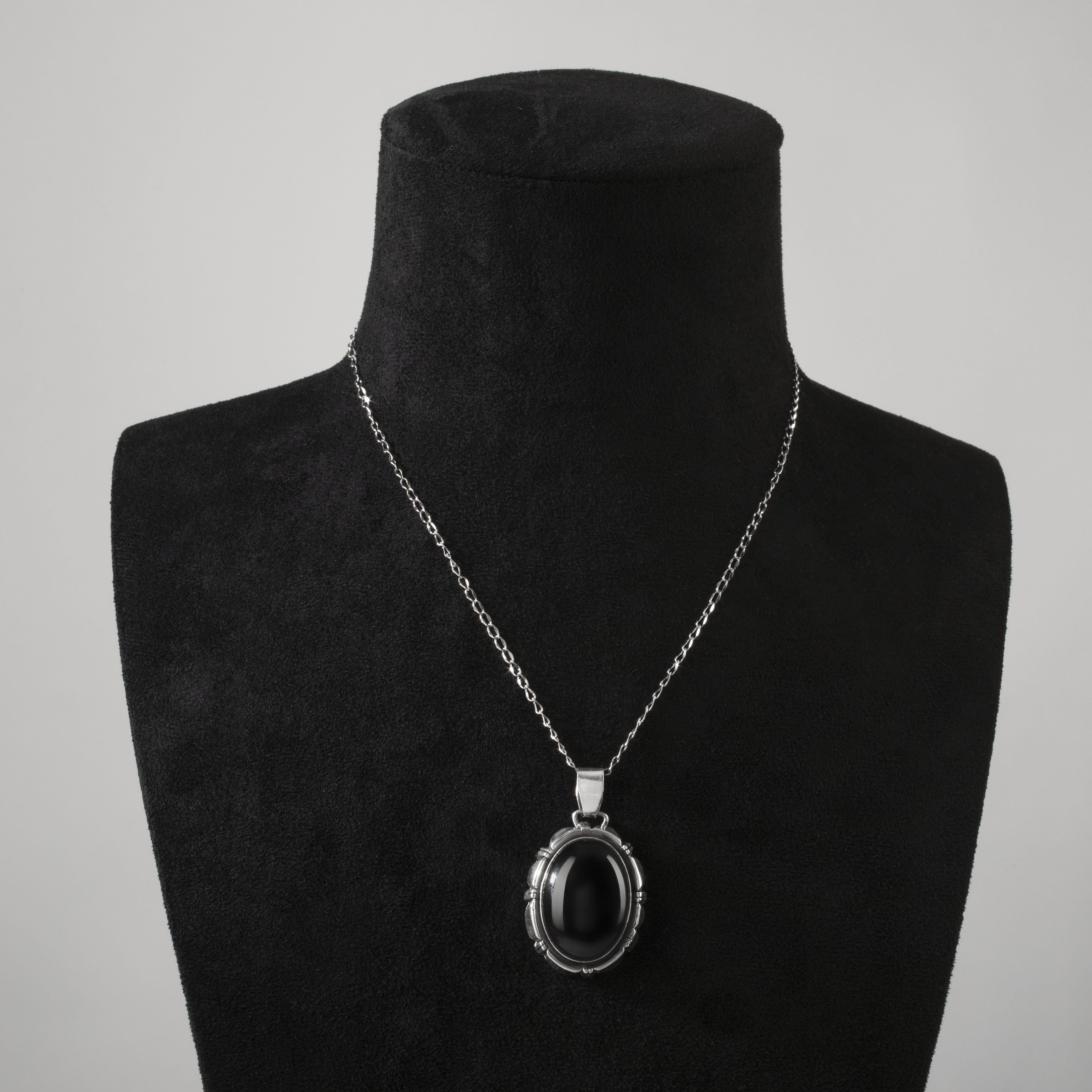 Kalifano Native American Jewelry Black Onyx Cabachon Navajo USA Native American Made 925 Sterling Silver Pendant NAN450.014
