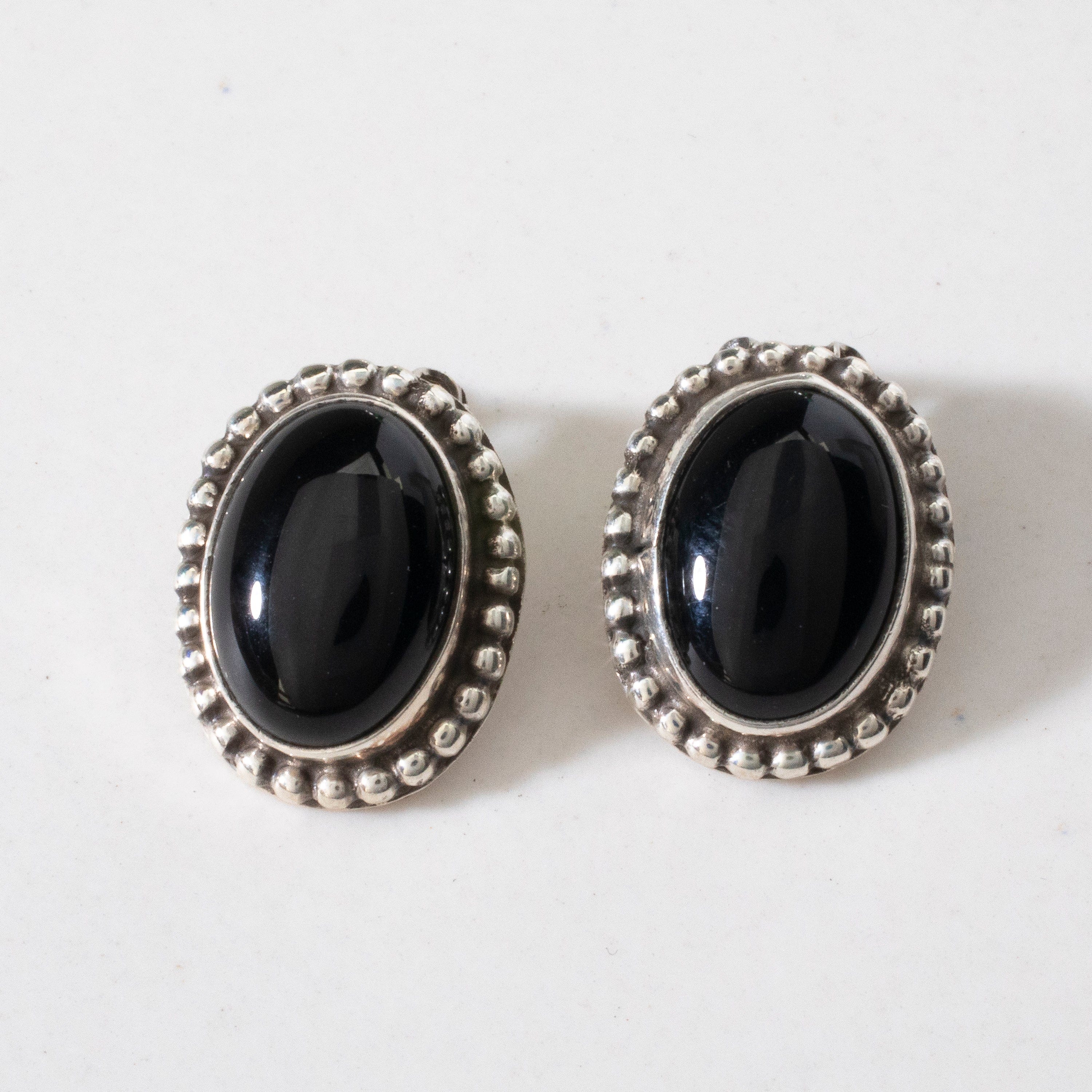 Kalifano Native American Jewelry Black Onyx Oval Navajo USA Native American Made 925 Sterling Silver Earrings with Clip On Backing NAE180.001