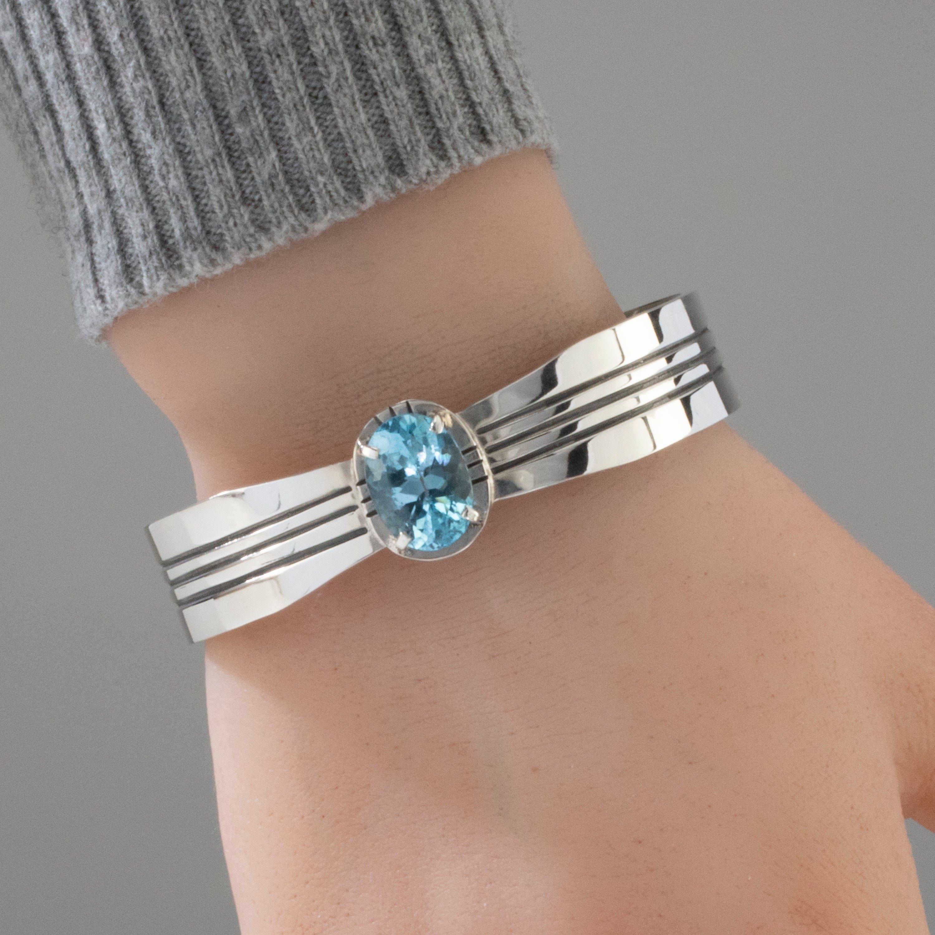 Kalifano Native American Jewelry Blue Topaz Navajo USA Native American Made 925 Sterling Silver Cuff NAB1200.049