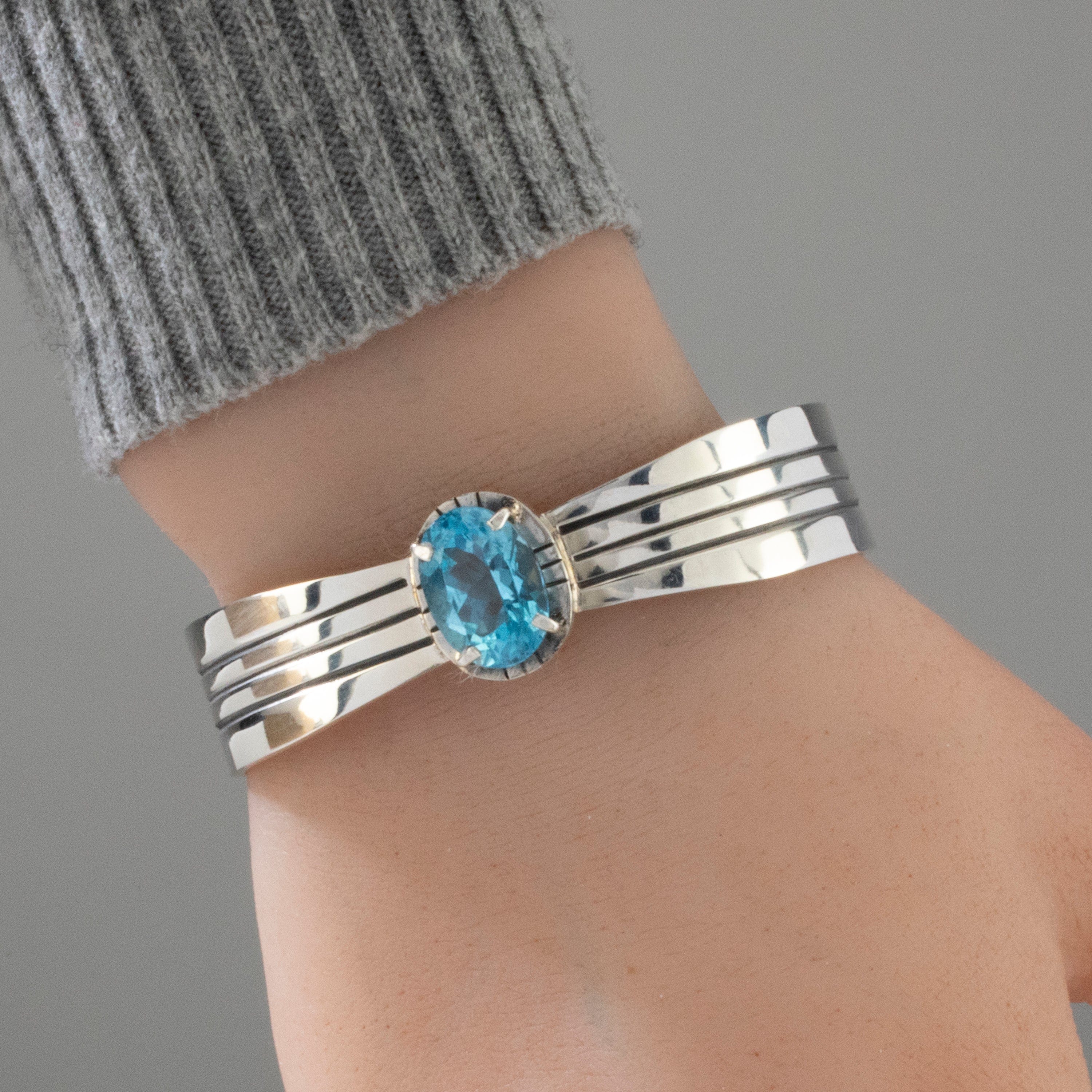 Kalifano Native American Jewelry Blue Topaz Navajo USA Native American Made 925 Sterling Silver Cuff NAB1200.050