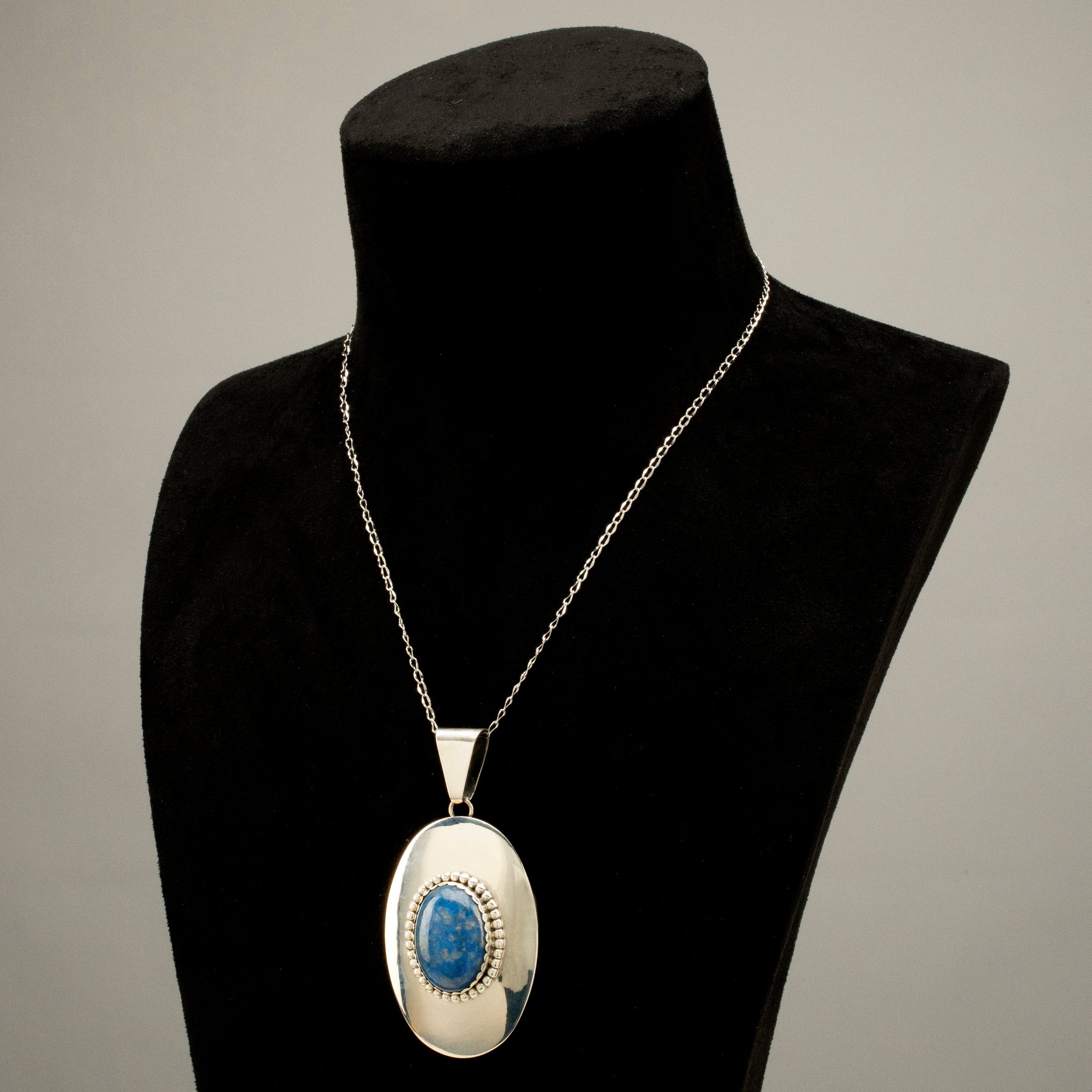 Boucles d'oreilles puces main de Fatma en émail bleu et noir, argent 925/1000 platiné | Laval Europe Boucles d'oreilles puces main de Fatma en émail bleu et noir, argent 925/1000 platiné | Laval Europe