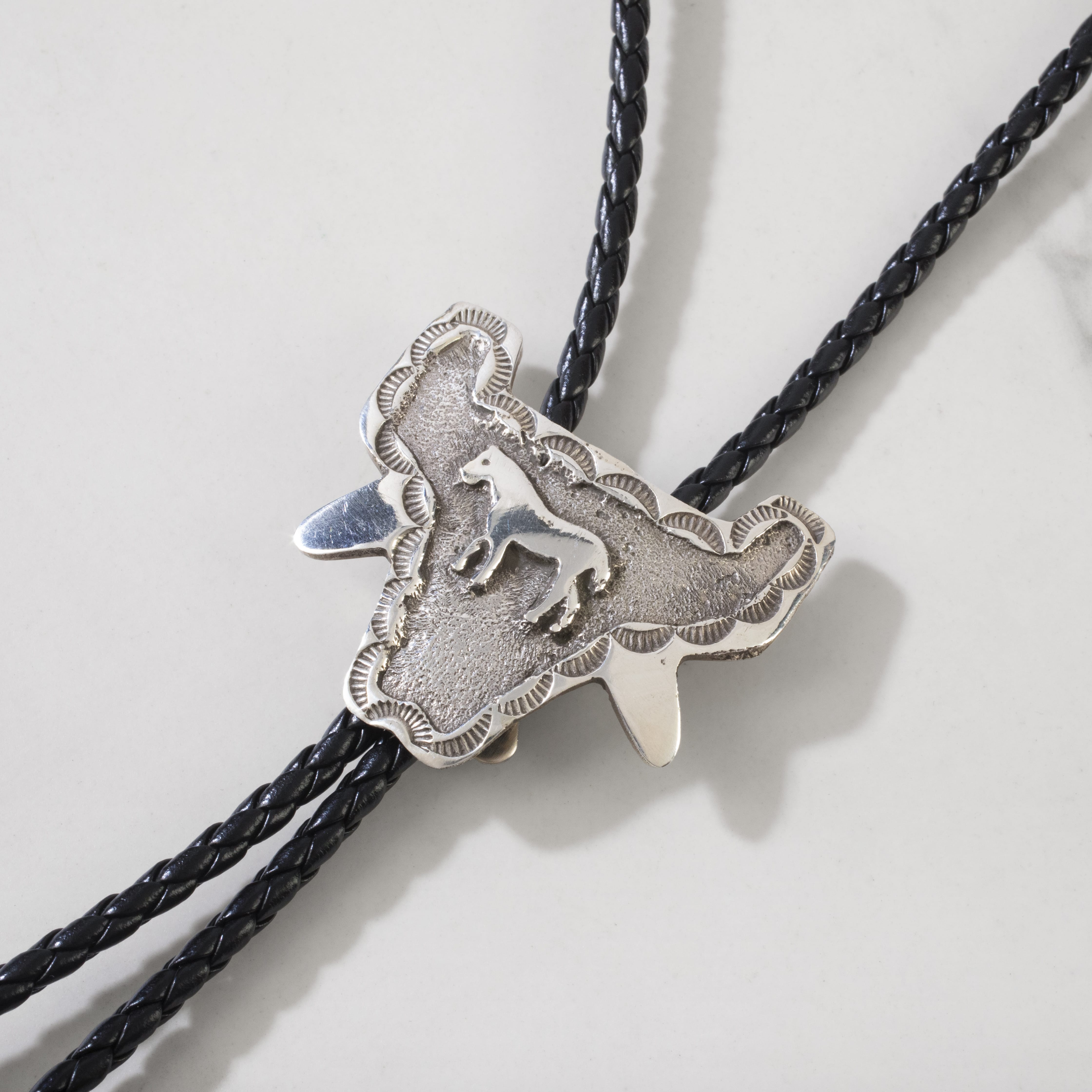 Kalifano Native American Jewelry Emerson Kinsel Navajo Horse USA Native American Made 925 Sterling Silver Bolo Tie NABT550.001
