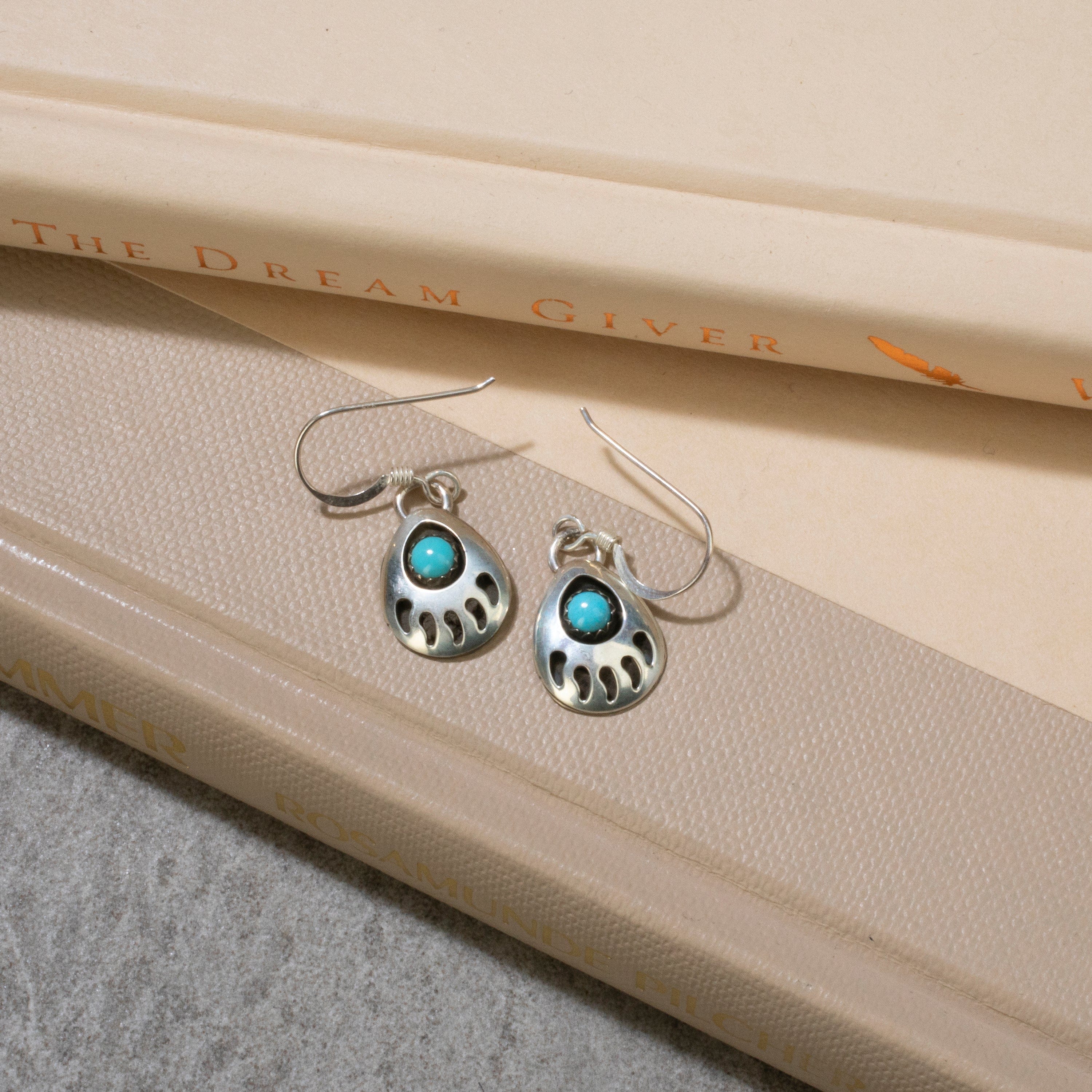 Kalifano Native American Jewelry Esther White Navajo Bear Claw with Turquoise USA Native American Made 925 Sterling Silver Earrings with French Hook NAE100.007