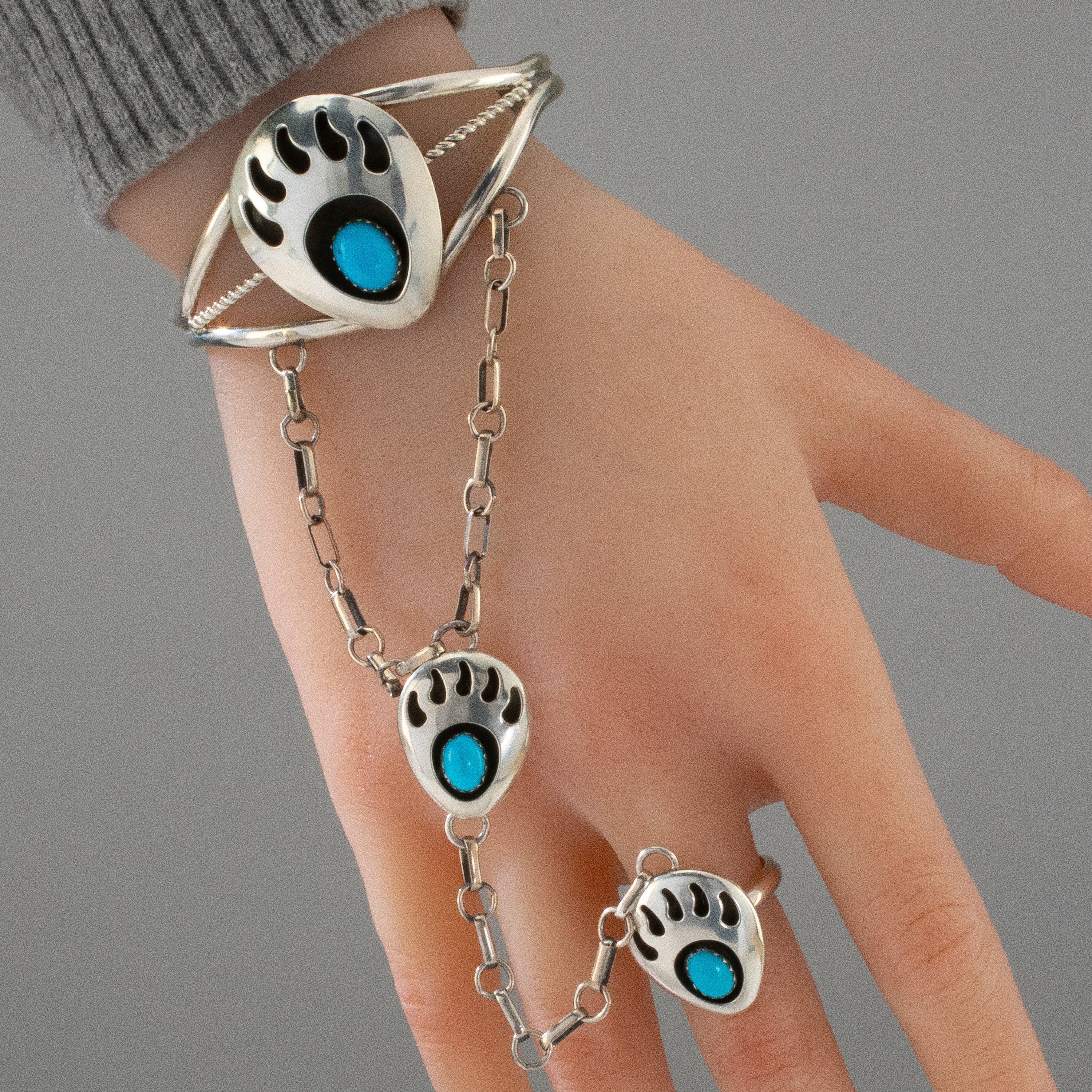 Kalifano Native American Jewelry Kathleen Chavez Sleeping Beauty Turquoise Bear Paw Navajo USA Native American Made 925 Sterling Silver Linked Cuff and Ring NAB1000.023