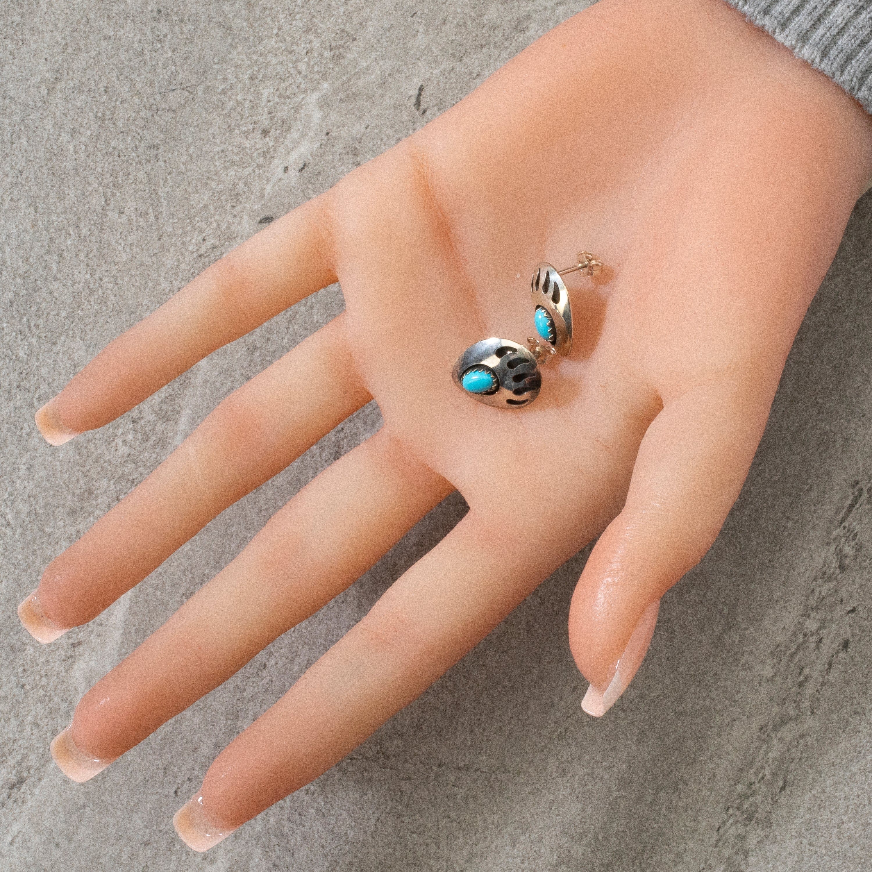 Kalifano Native American Jewelry Turquoise Bear Claw Navajo USA Native American Made 925 Sterling Silver Earrings with Stud Backing NAE140.005