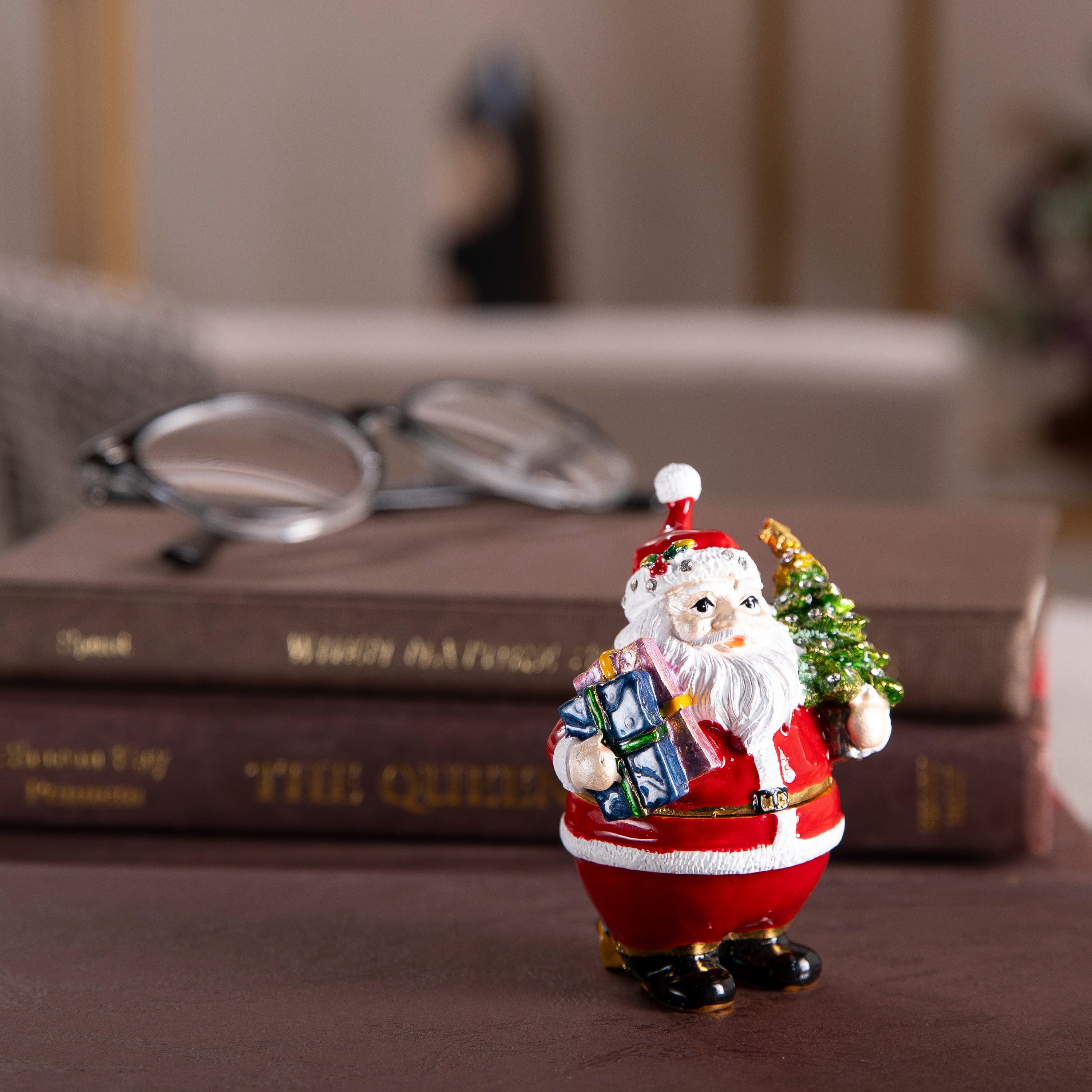 Kalifano Vanity Figurine Santa Claus with Christmas Tree Figurine Keepsake Box made with Crystals SVA-113