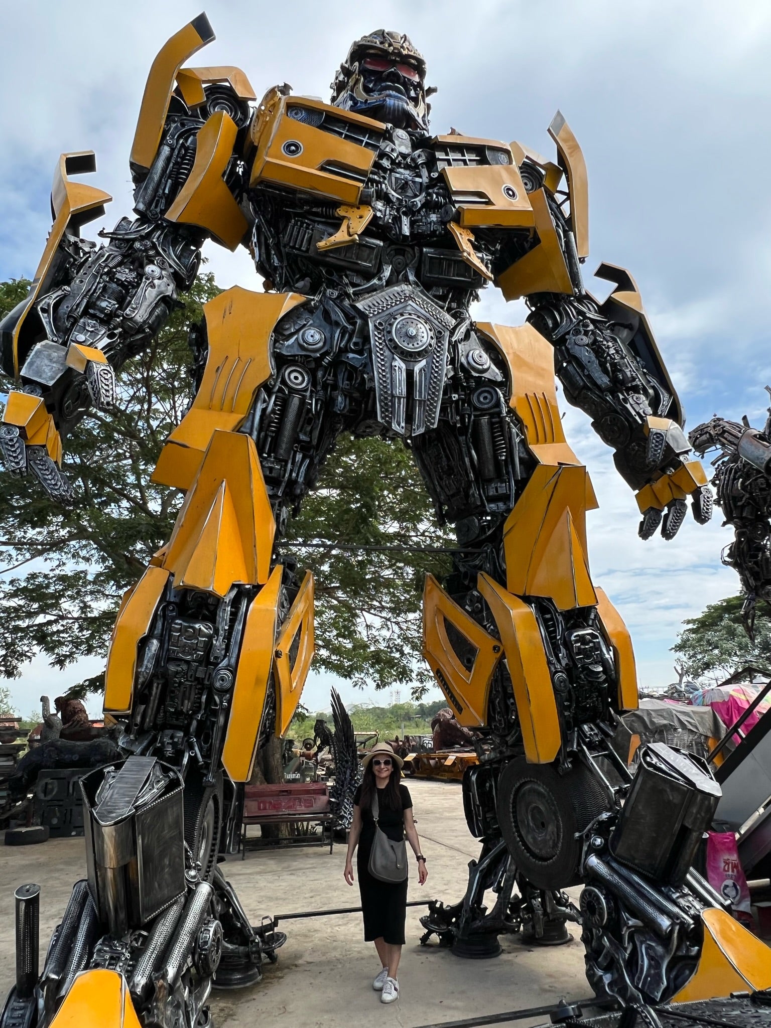 Bumblebee Inspired Recycled Metal Sculpture 8,000kgs - 800cm